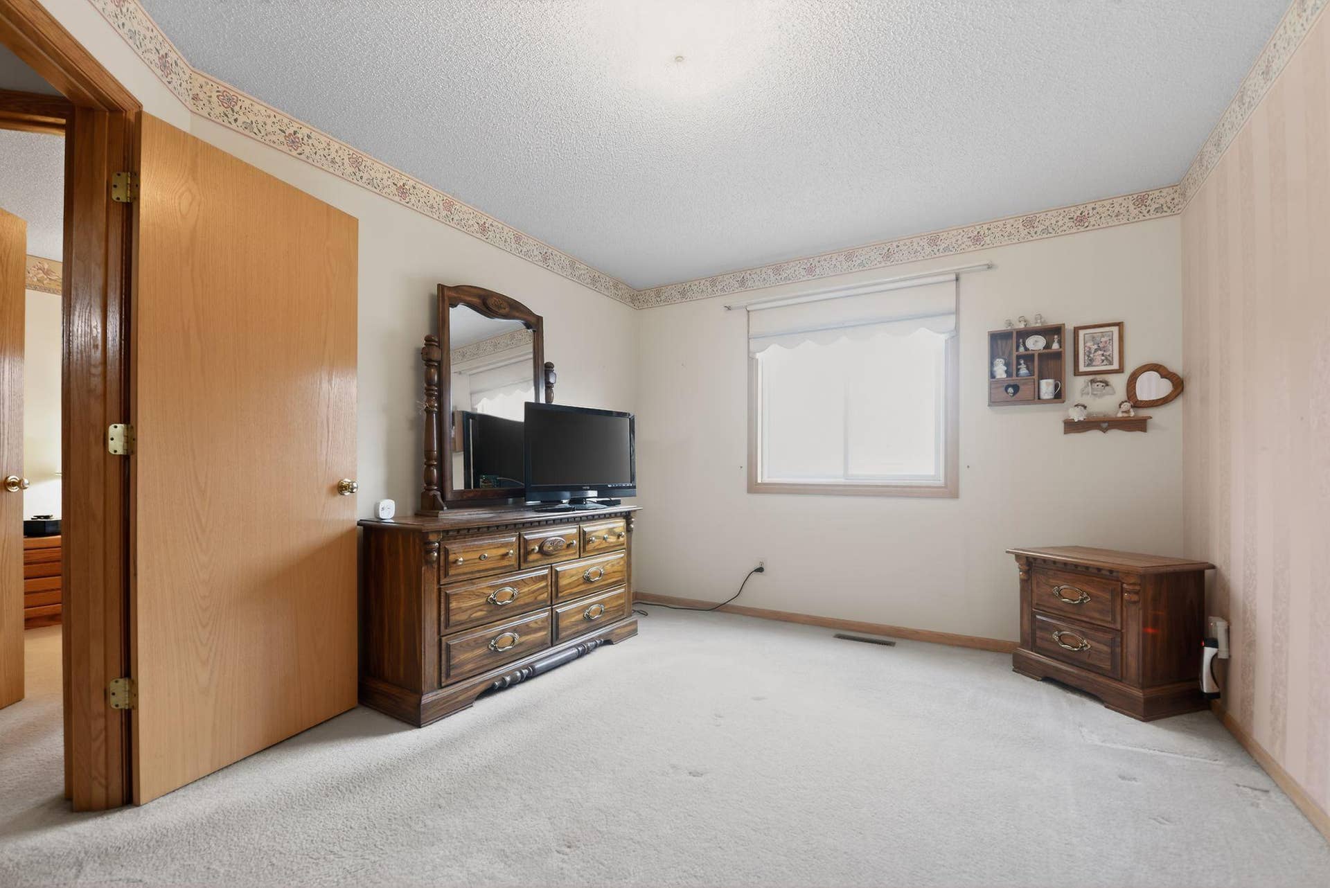 7040 49th Street N, Oakdale, MN 55128 24_7040_49th_St_N_Oakdale_MN_55128-Bedroom-DSC_5650.jpg