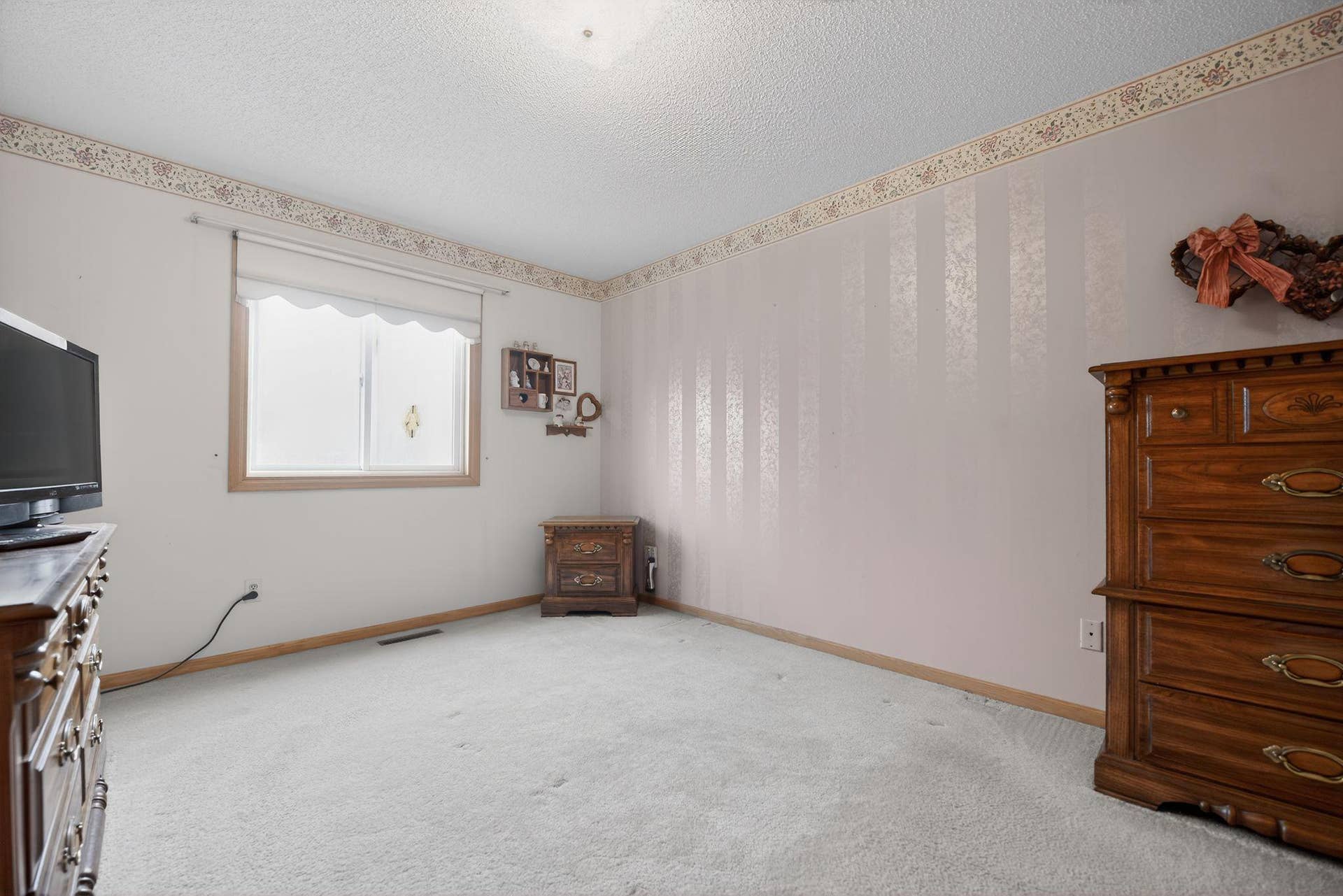 7040 49th Street N, Oakdale, MN 55128 25_7040_49th_St_N_Oakdale_MN_55128-Bedroom-DSC_5646.jpg