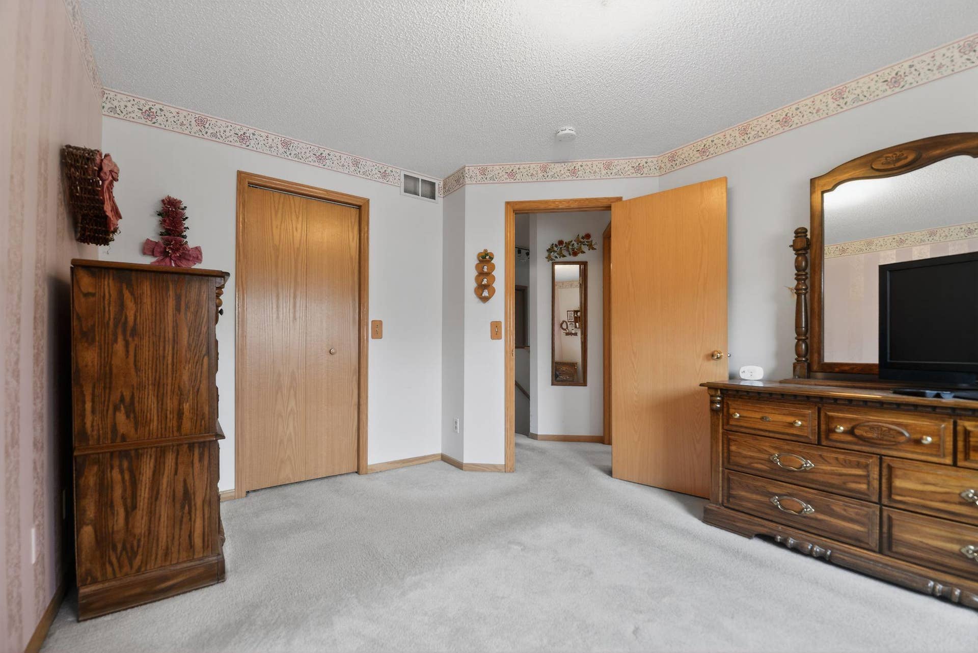 7040 49th Street N, Oakdale, MN 55128 23_7040_49th_St_N_Oakdale_MN_55128-Bedroom-DSC_5649.jpg