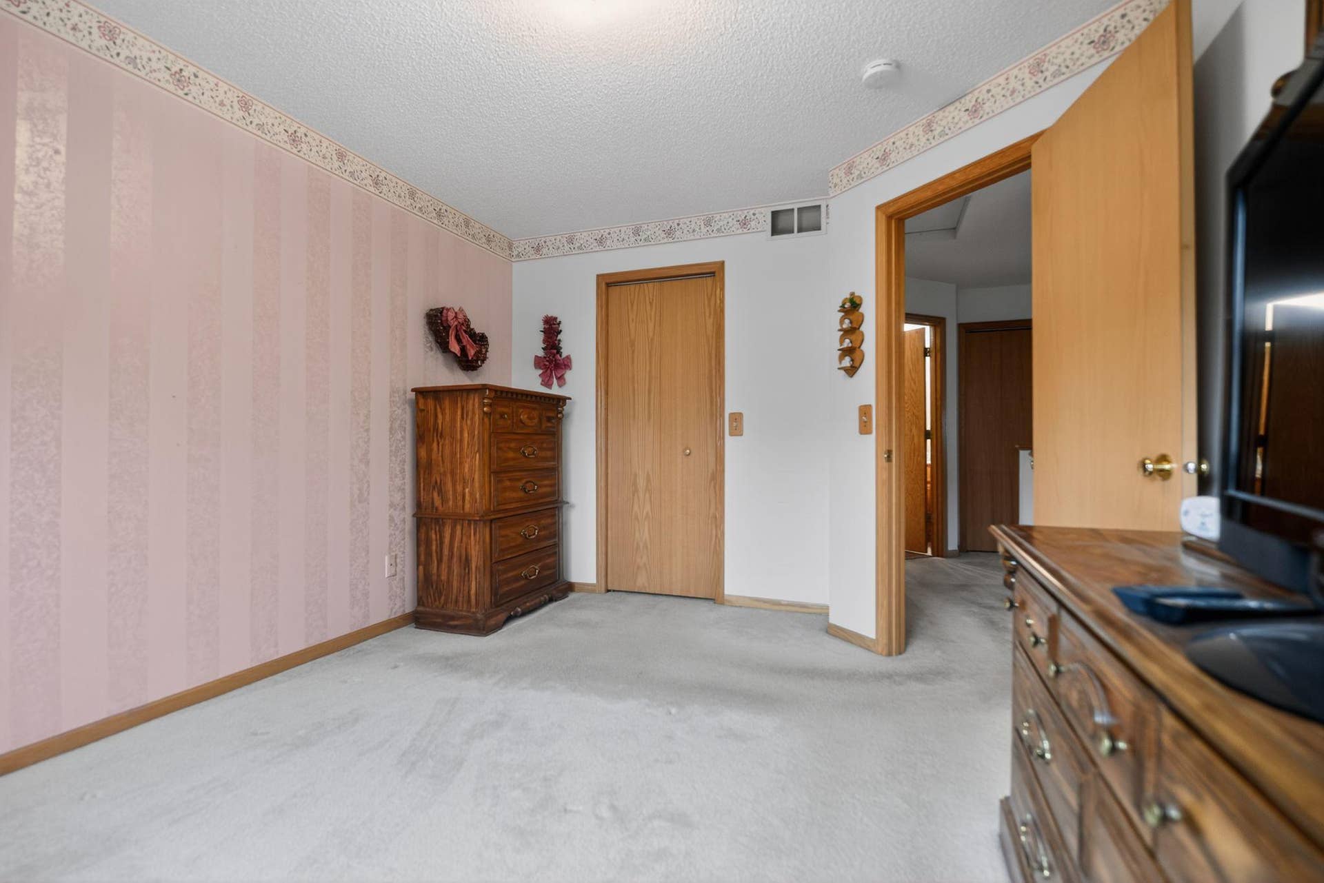 7040 49th Street N, Oakdale, MN 55128 21_7040_49th_St_N_Oakdale_MN_55128-Bedroom-DSC_5647.jpg