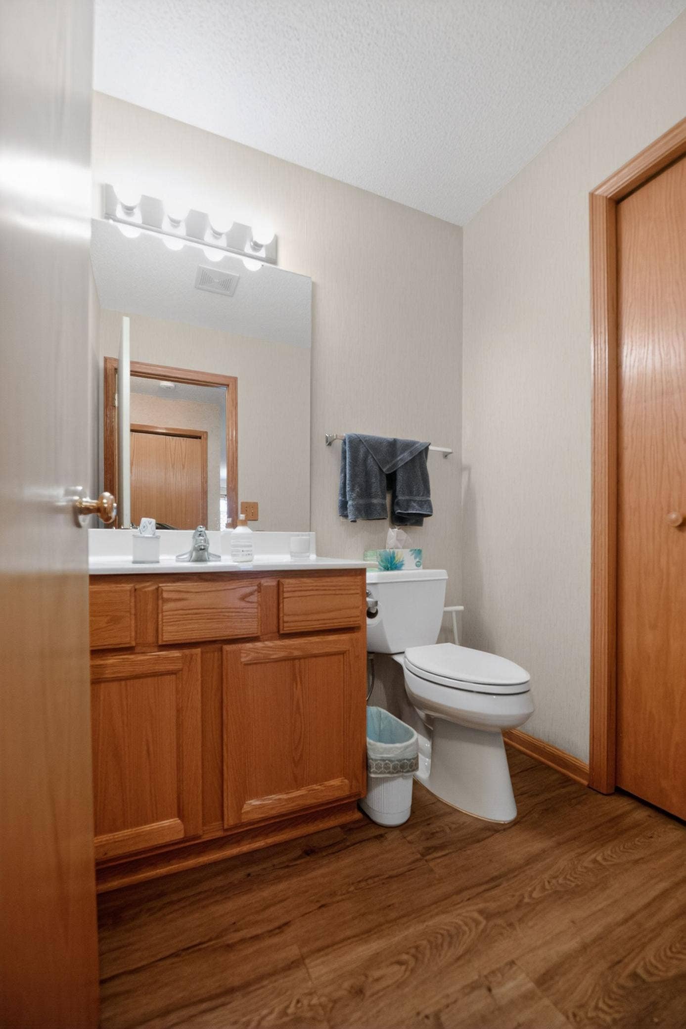 7040 49th Street N, Oakdale, MN 55128 29_7040_49th_St_N_Oakdale_MN_55128-Bathroom-DSC_5638.jpg