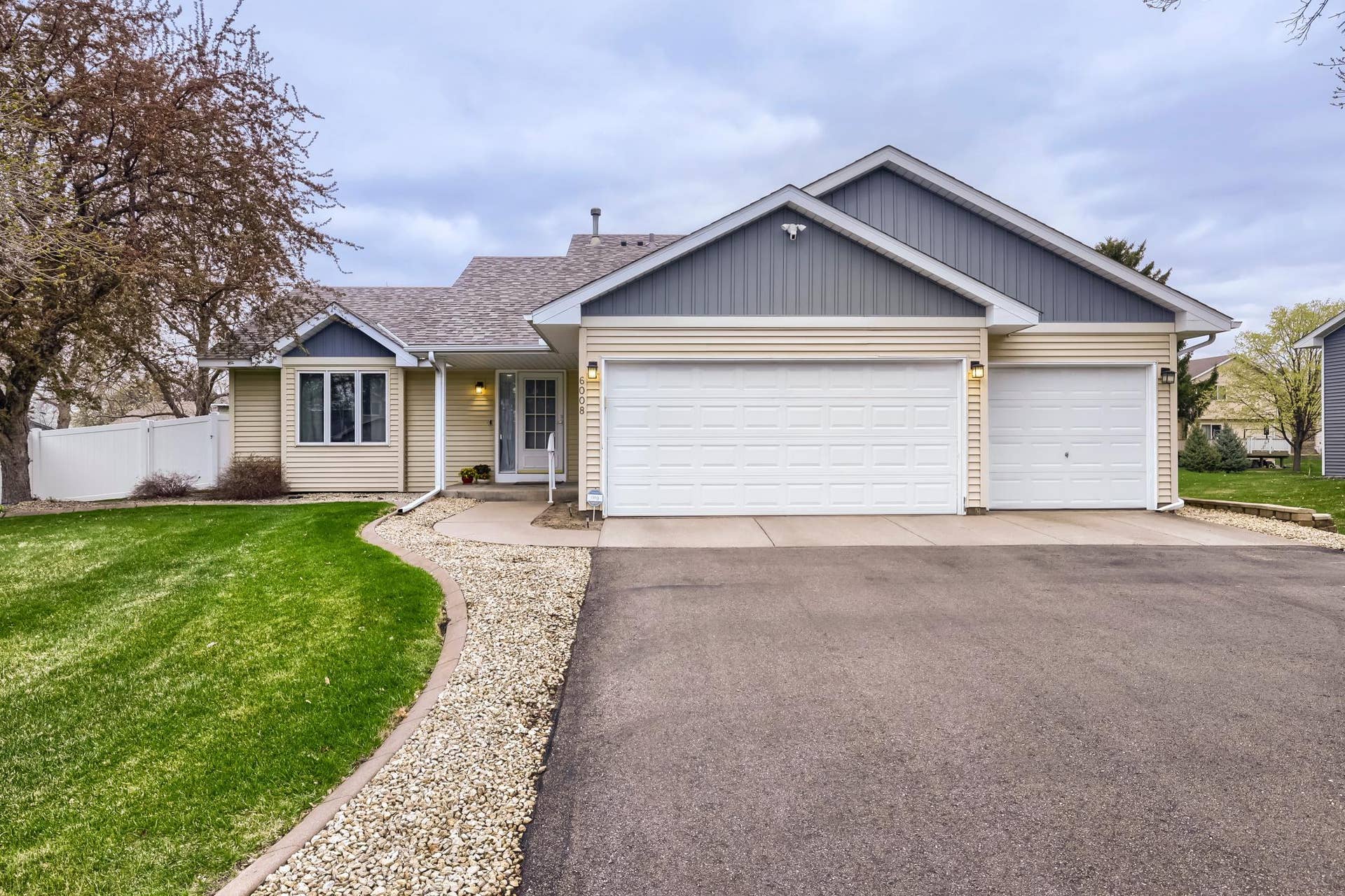 6008 91st Trail N, Brooklyn Park, MN 55443 This home on a quiet cul-de-sac with a 3 car garage is ready for you to move in!