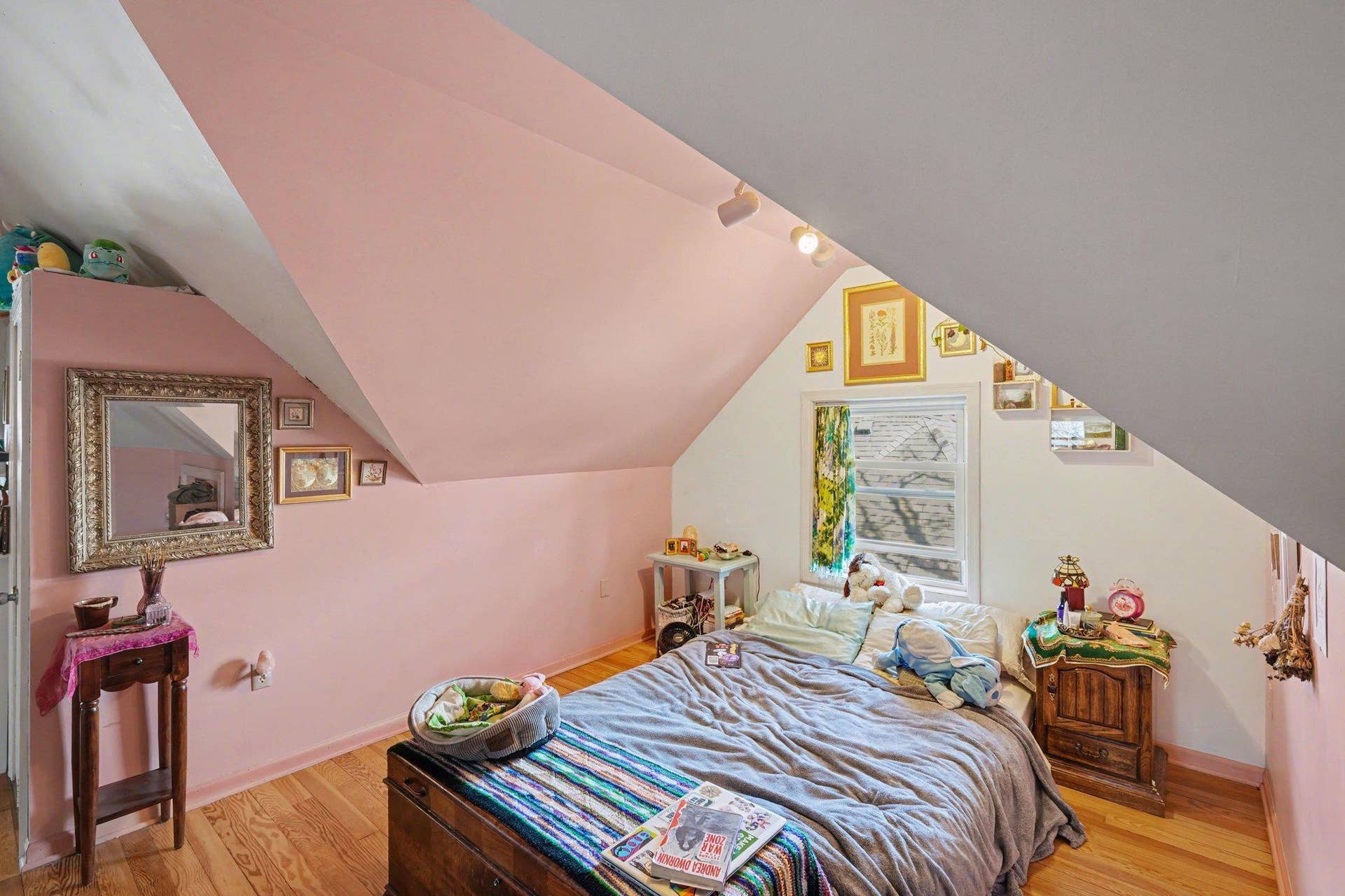1636-1638 Minnehaha Avenue W, 93, Saint Paul, MN 55104 One of 3 Large Dormer "Nook's"