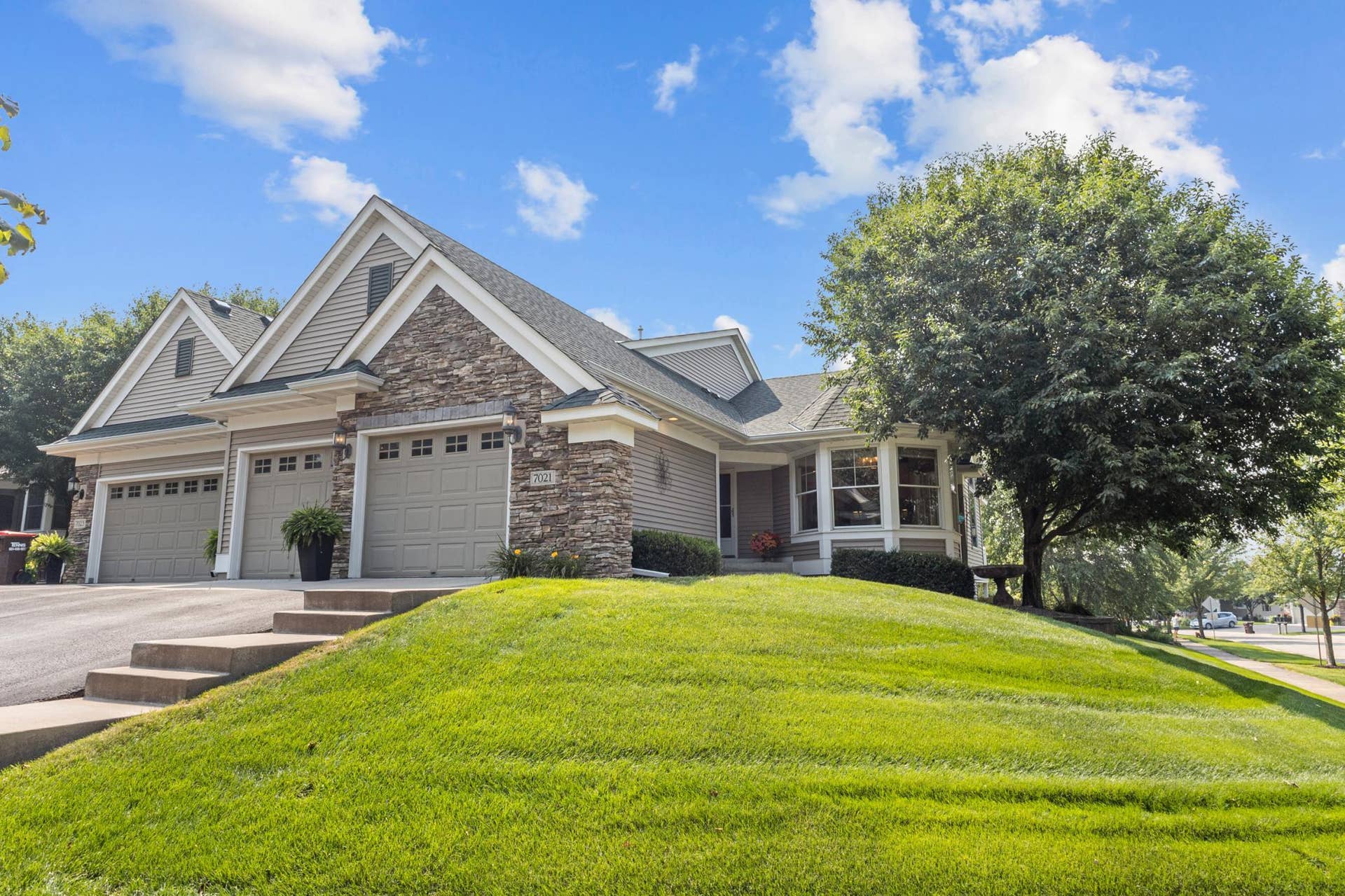 7021 Waterstone Lane, Woodbury, MN 55125 7021 Waterstone Lane, Woodbury, MN 55125