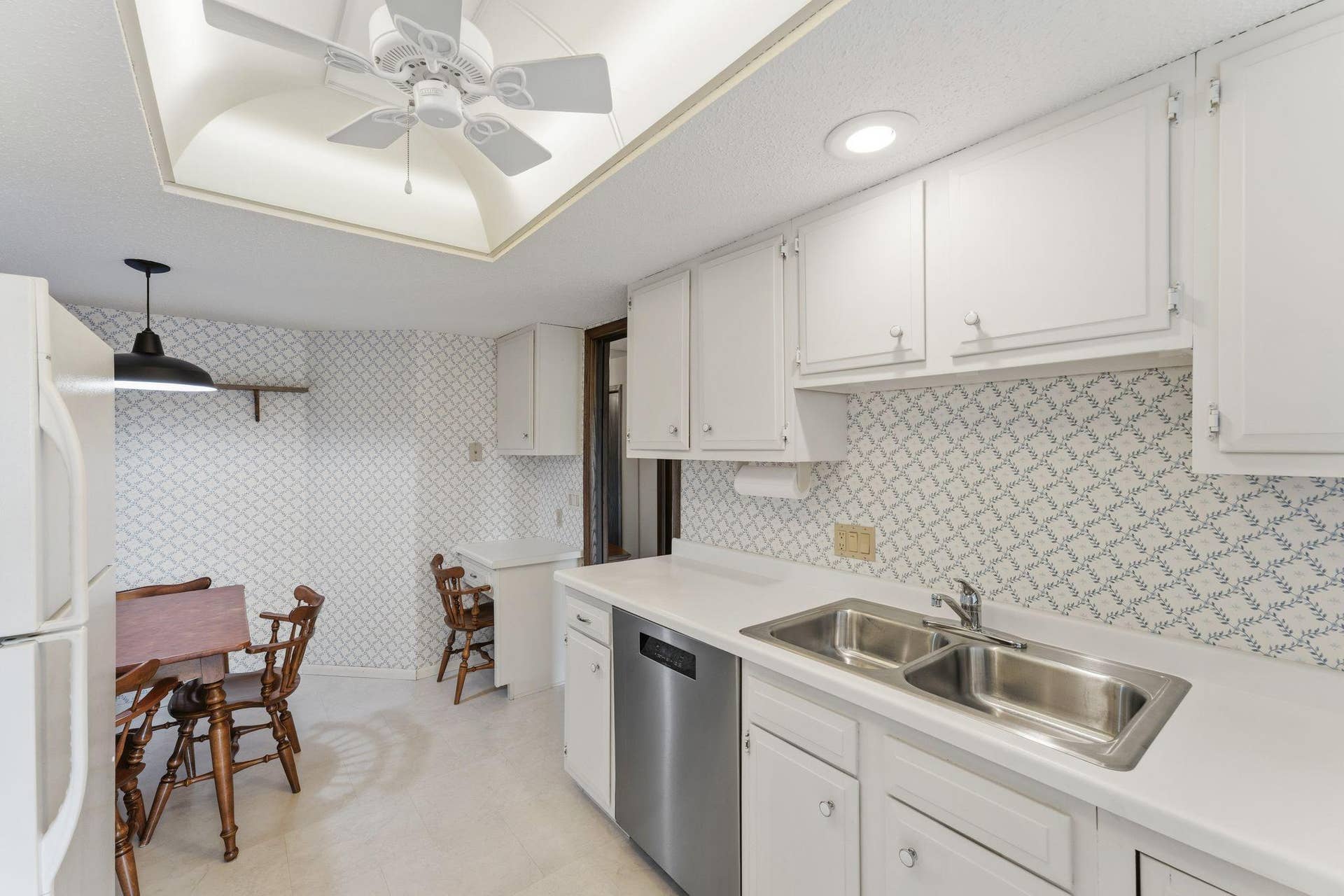 The kitchen features an eat in dining space and work desk.