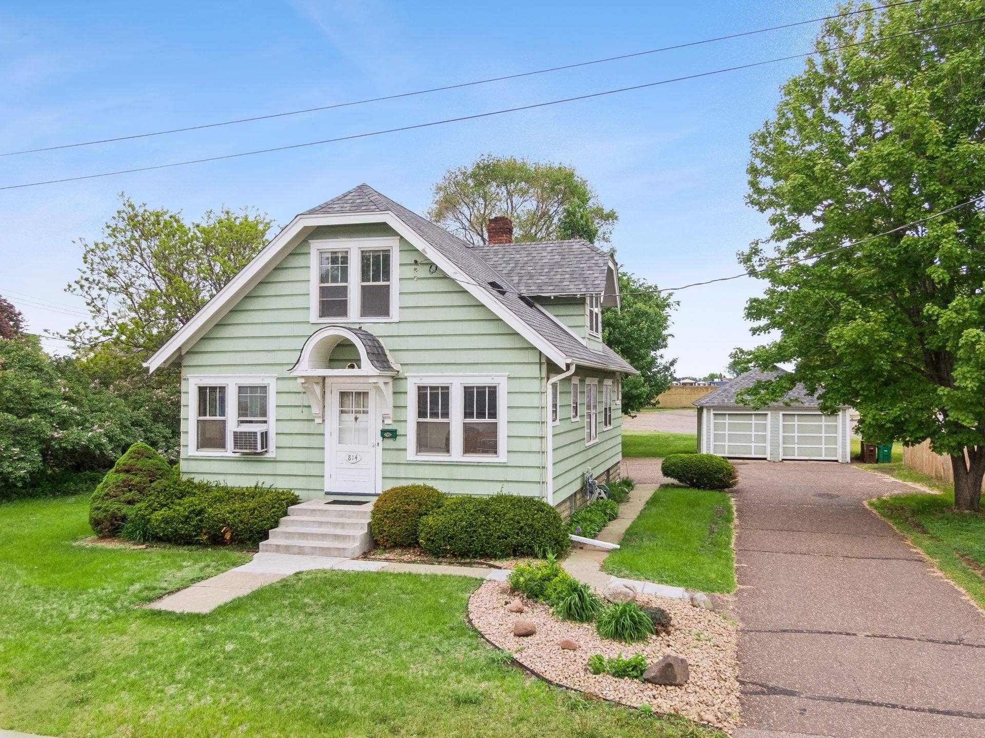 814 62nd Avenue N, Brooklyn Center, MN 55430 Welcome to this charming home nestled on a spacious .55-acre lot in a quiet, established neighborhood.