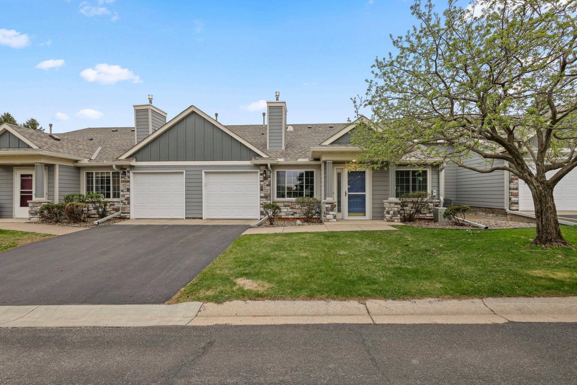 9949 Tamarack Cove, Woodbury, MN 55125 Welcome to 9949 Tamarck Cove!