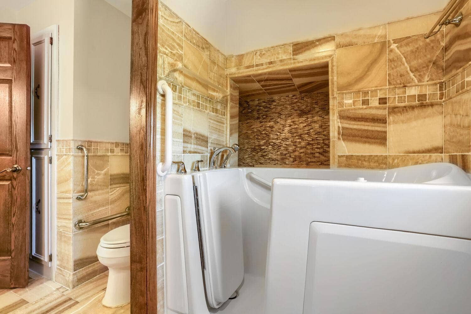 5696 170th Street N, Hugo, MN 55038 5696 170th St N - Web Quality - 026 - 20 Primary Bathroom.jpg