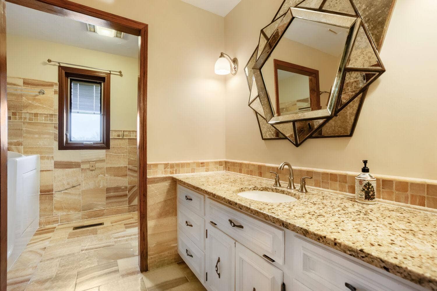 5696 170th Street N, Hugo, MN 55038 5696 170th St N - Web Quality - 025 - 19 Primary Bathroom.jpg