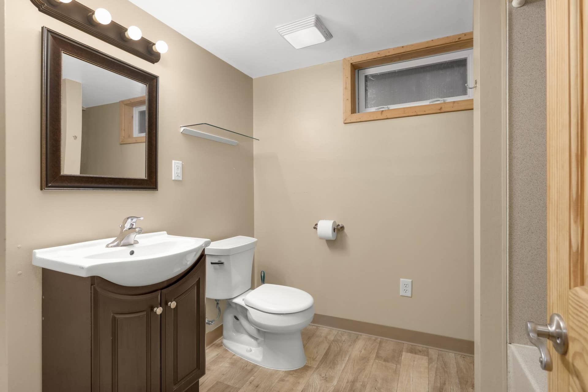 3723 1st Avenue S, 40, Minneapolis, MN 55409 Lower level bath