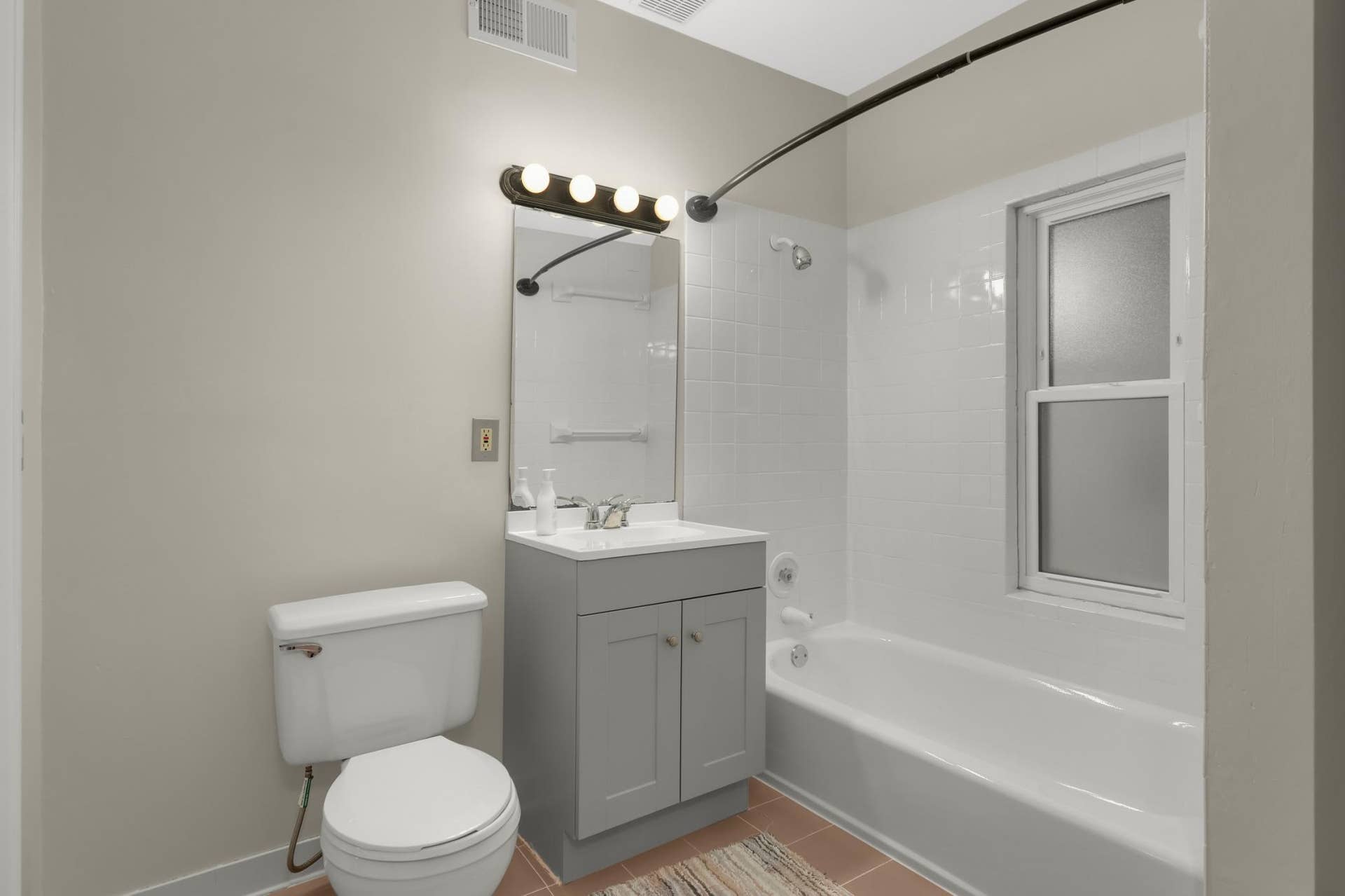 3723 1st Avenue S, 40, Minneapolis, MN 55409 2nd floor bath