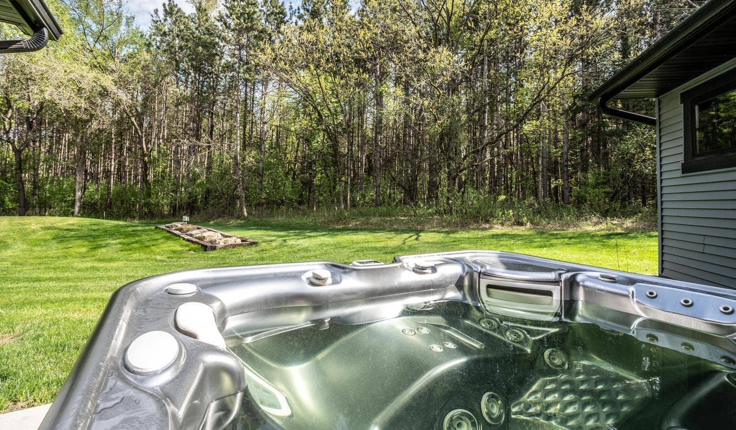 032-148-Hot Tub-1500x878.jpg