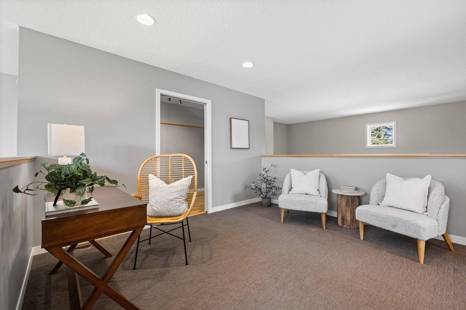 319 Bellwood Avenue, Maplewood, MN 55117 Upstairs, a versatile loft provides an ideal sitting area or informal office space with cozy carpeting.