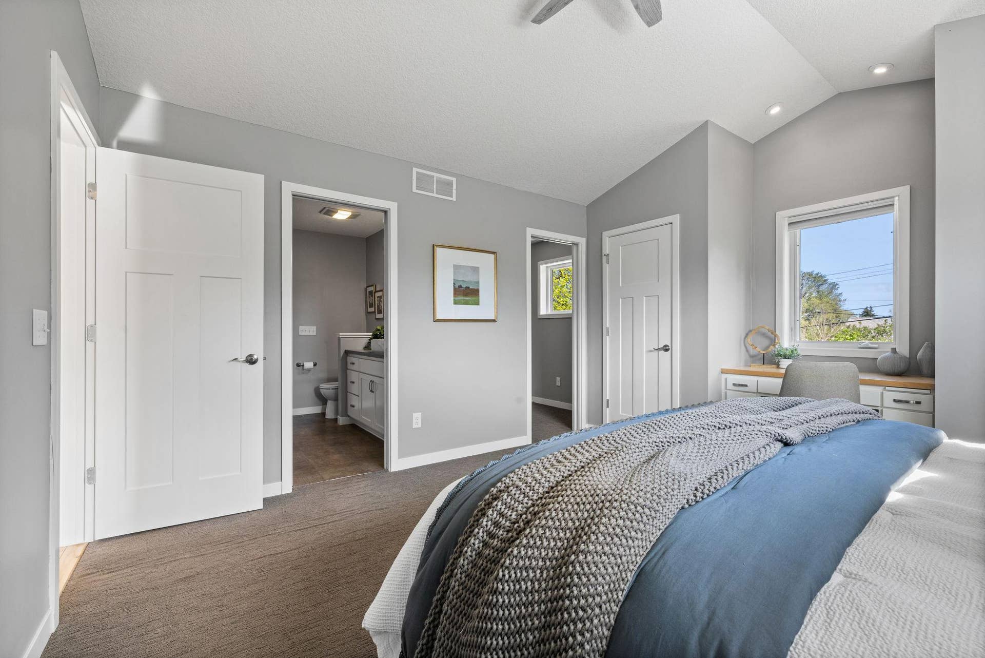 319 Bellwood Avenue, Maplewood, MN 55117 Additional walk-in closet with laundry hookups!