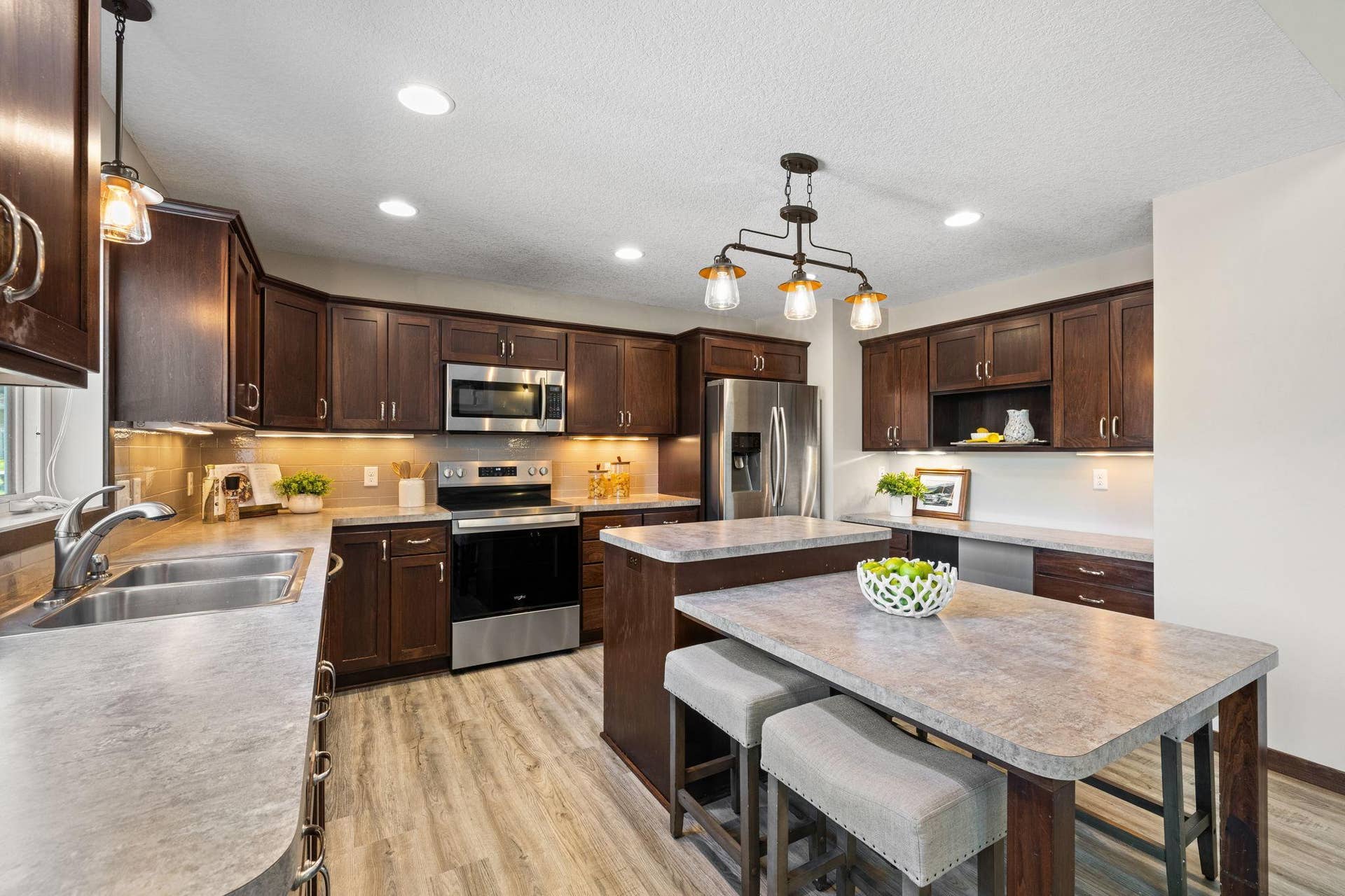 319 Bellwood Avenue, Maplewood, MN 55117 Enjoy a center island with a lower-tiered dining extension for additional seating.