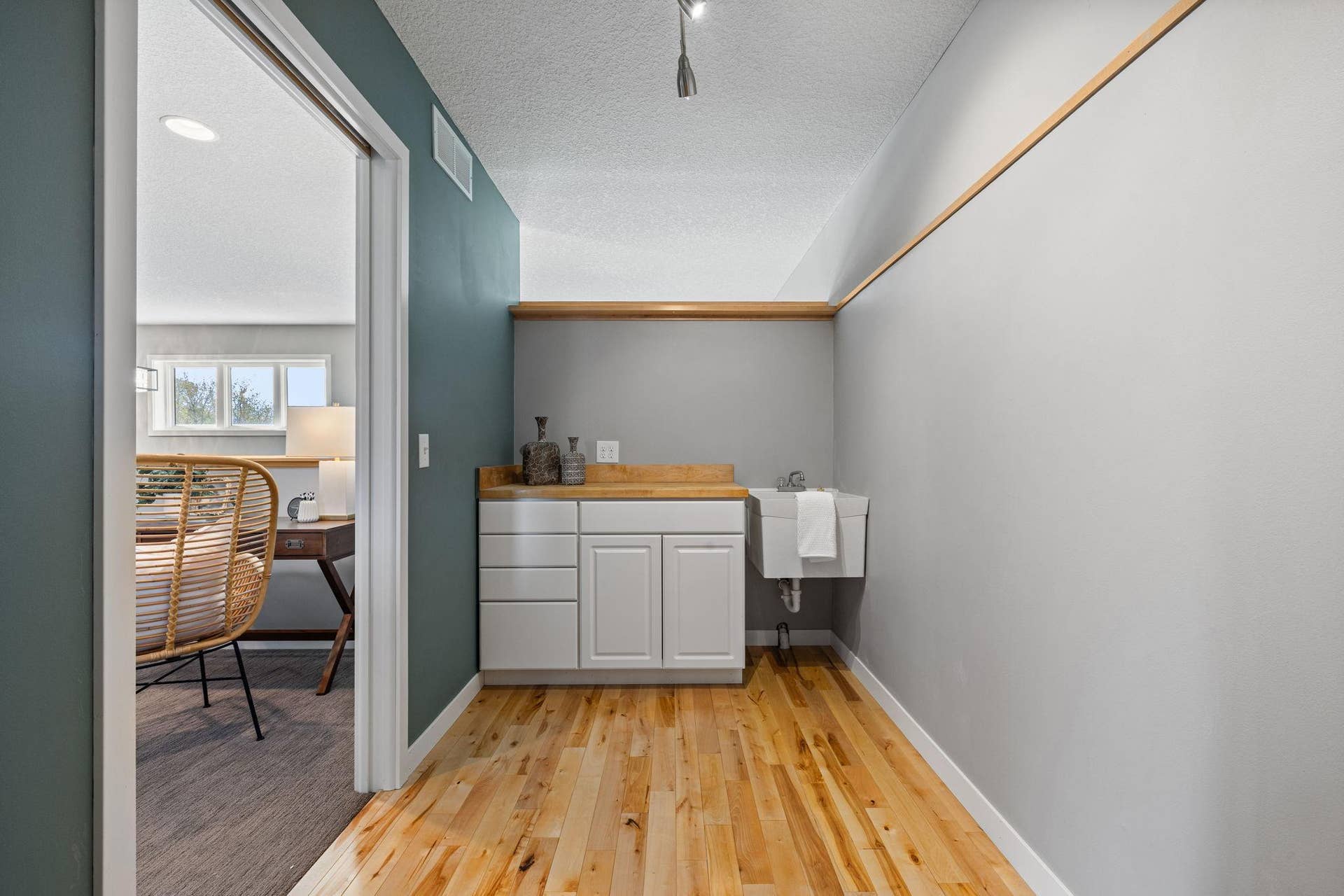 319 Bellwood Avenue, Maplewood, MN 55117 Perfect for hobbies, storage, or creative use.
