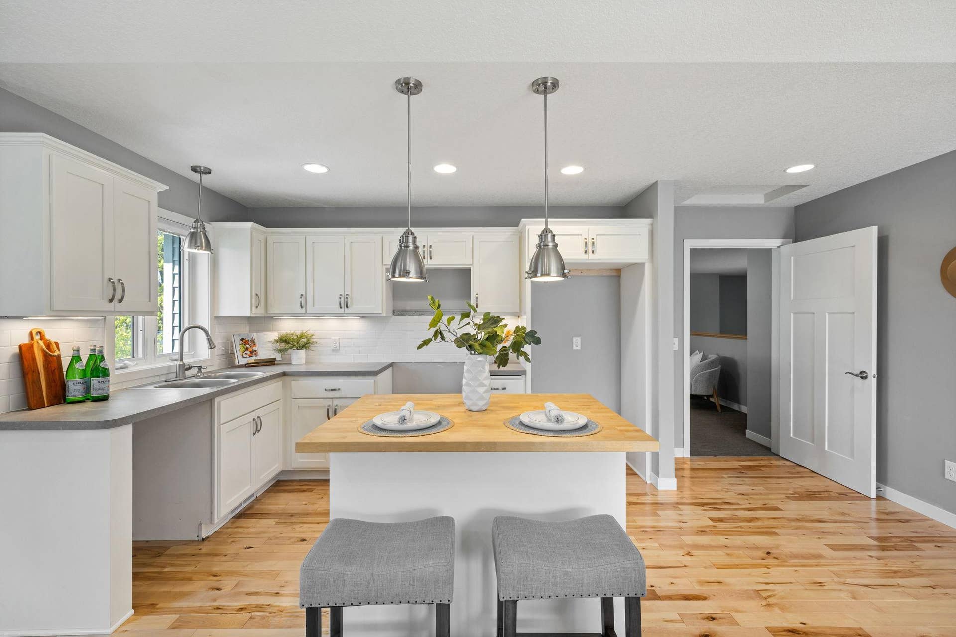 319 Bellwood Avenue, Maplewood, MN 55117 Center island with seating!