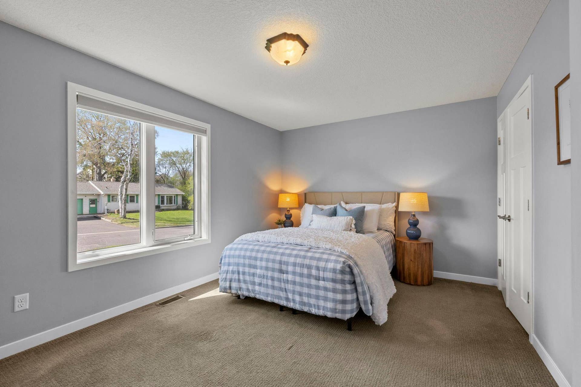 319 Bellwood Avenue, Maplewood, MN 55117 Ideal for residents, a home office, or flex space.