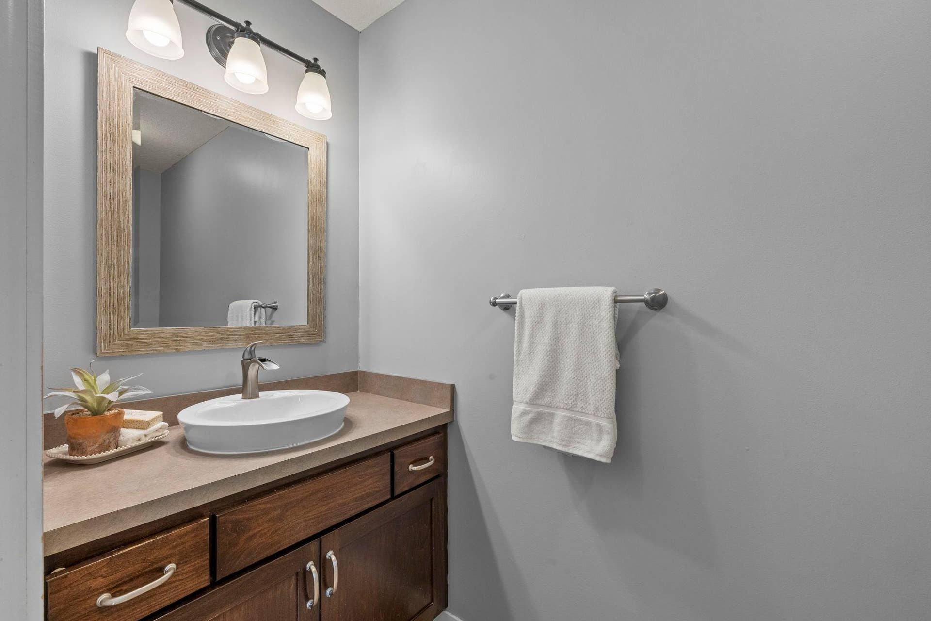 319 Bellwood Avenue, Maplewood, MN 55117 Nearby half bathroom adds everyday convenience