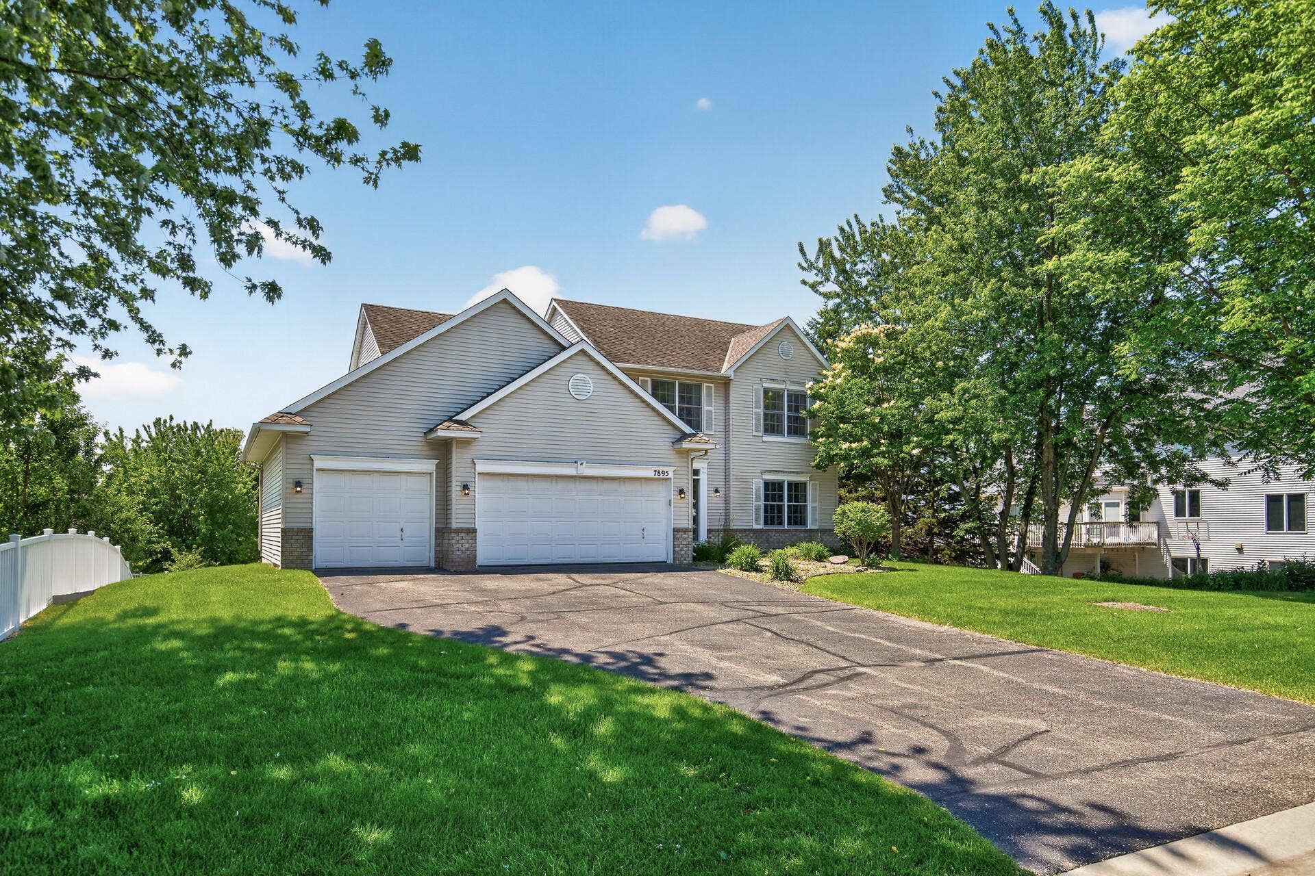 7895 Hill Road, Woodbury, MN 55125 Three garage stalls