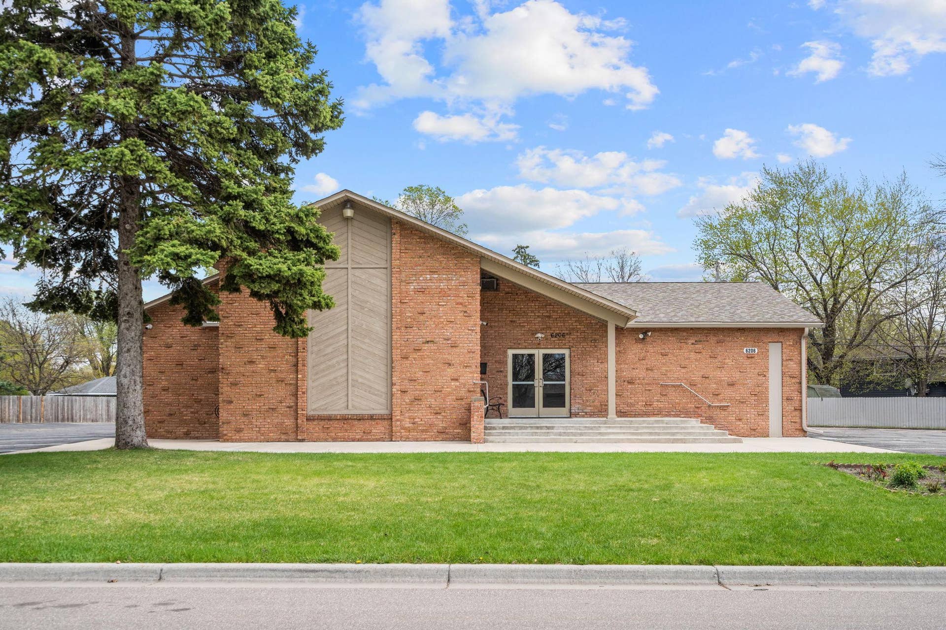 1-web-or-mls-6206 Lilac Dr-1.jpg
