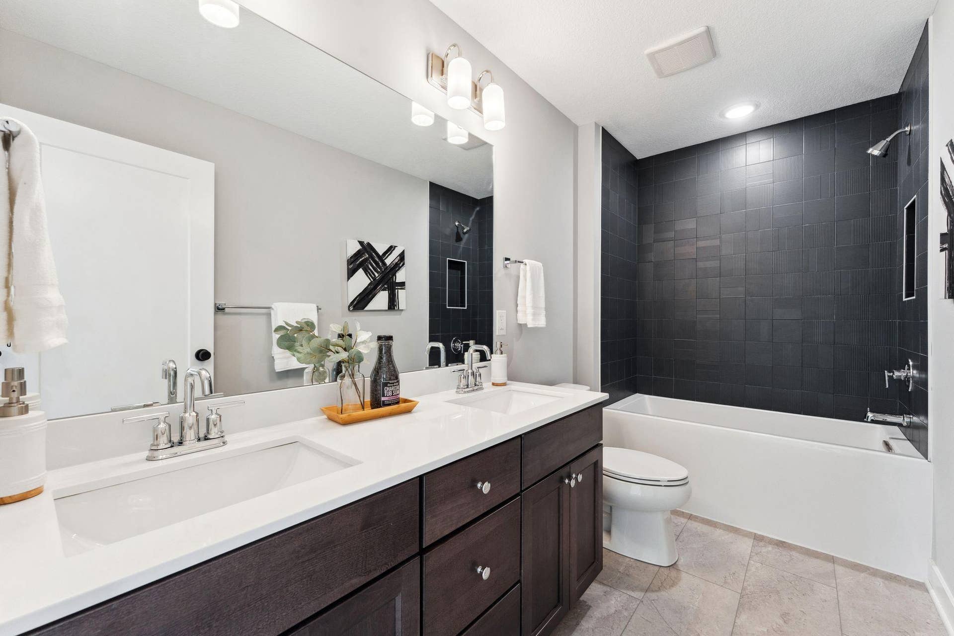 3644 Knightsbridge Lane, Lake Elmo, MN 55042 Upper Bathroom