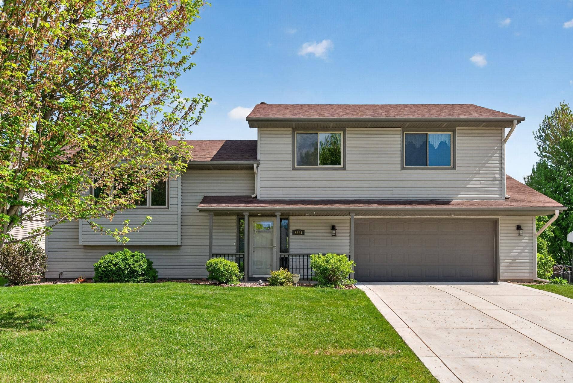 2287 Helmo Court N, Oakdale, MN 55128 Hello 2287 Helmo