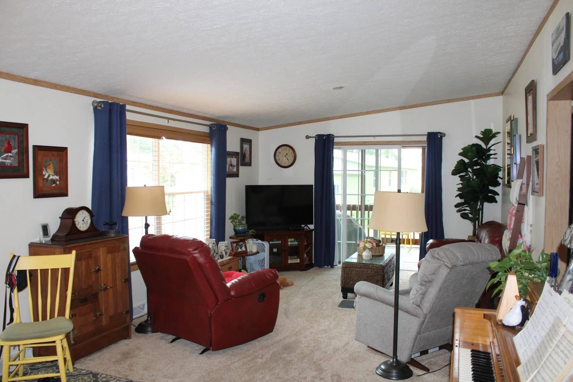 1707 Crosby Court SE, #4, Bemidji, MN 56601 Living Room 2.jpg