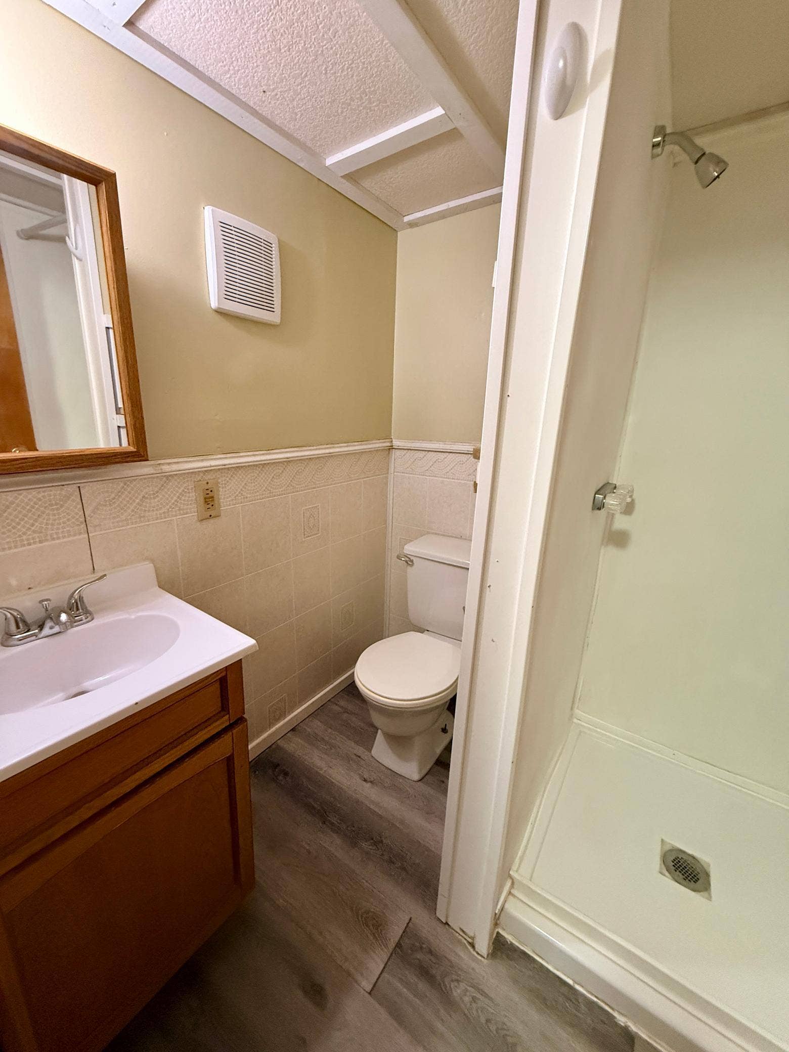 1101 Bemidji Avenue N, Bemidji, MN 56601 Unit 3 bathroom