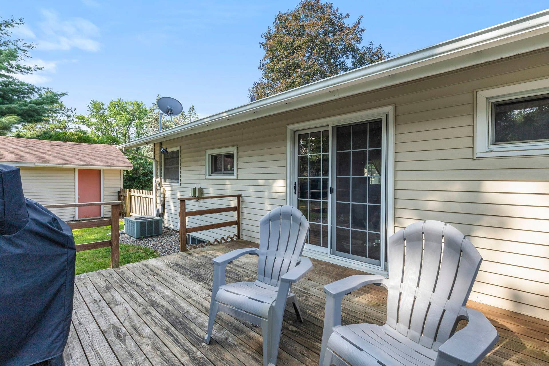 The nice 0deck overlooks the back yard
