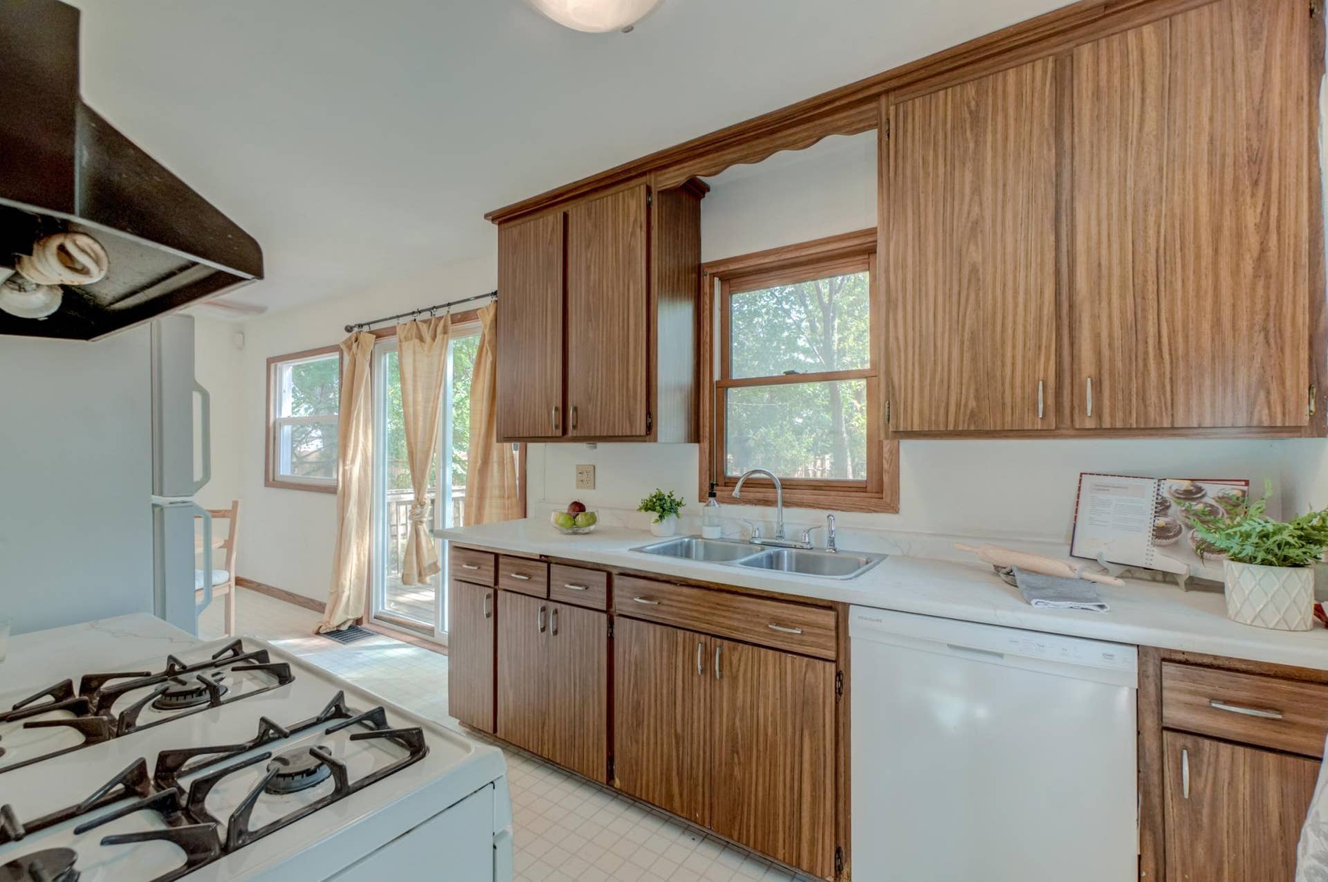 6024 Camden Avenue N, Brooklyn Center, MN 55430 6024 Camden Ave N