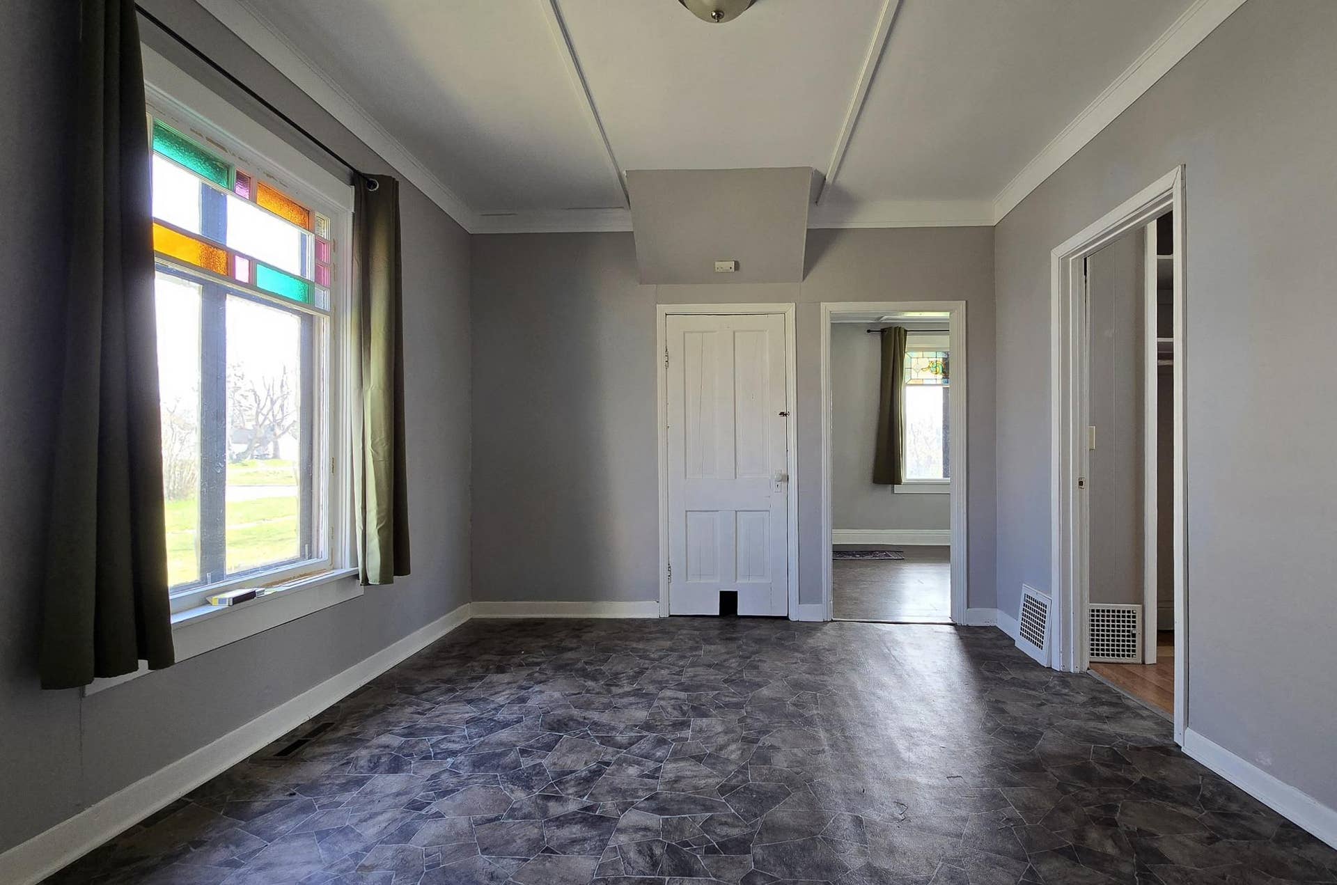 913 Mississippi Avenue NW, Bemidji, MN 56601 livingroom.jpg