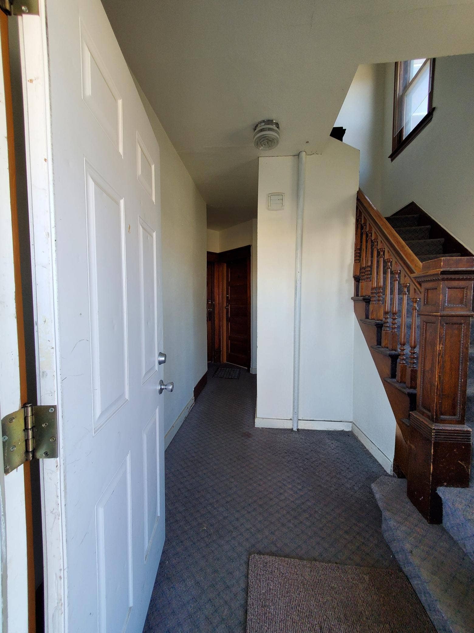 923 Beltrami Avenue NW, Bemidji, MN 56601 front door hall way