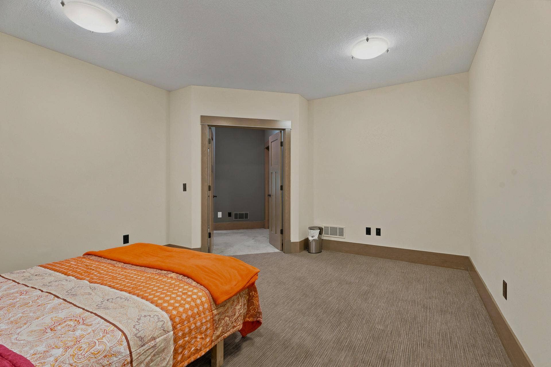 10721 Watersedge Lane, Woodbury, MN 55129 10721 Watersedge Lane, Woodbury, MN 55129