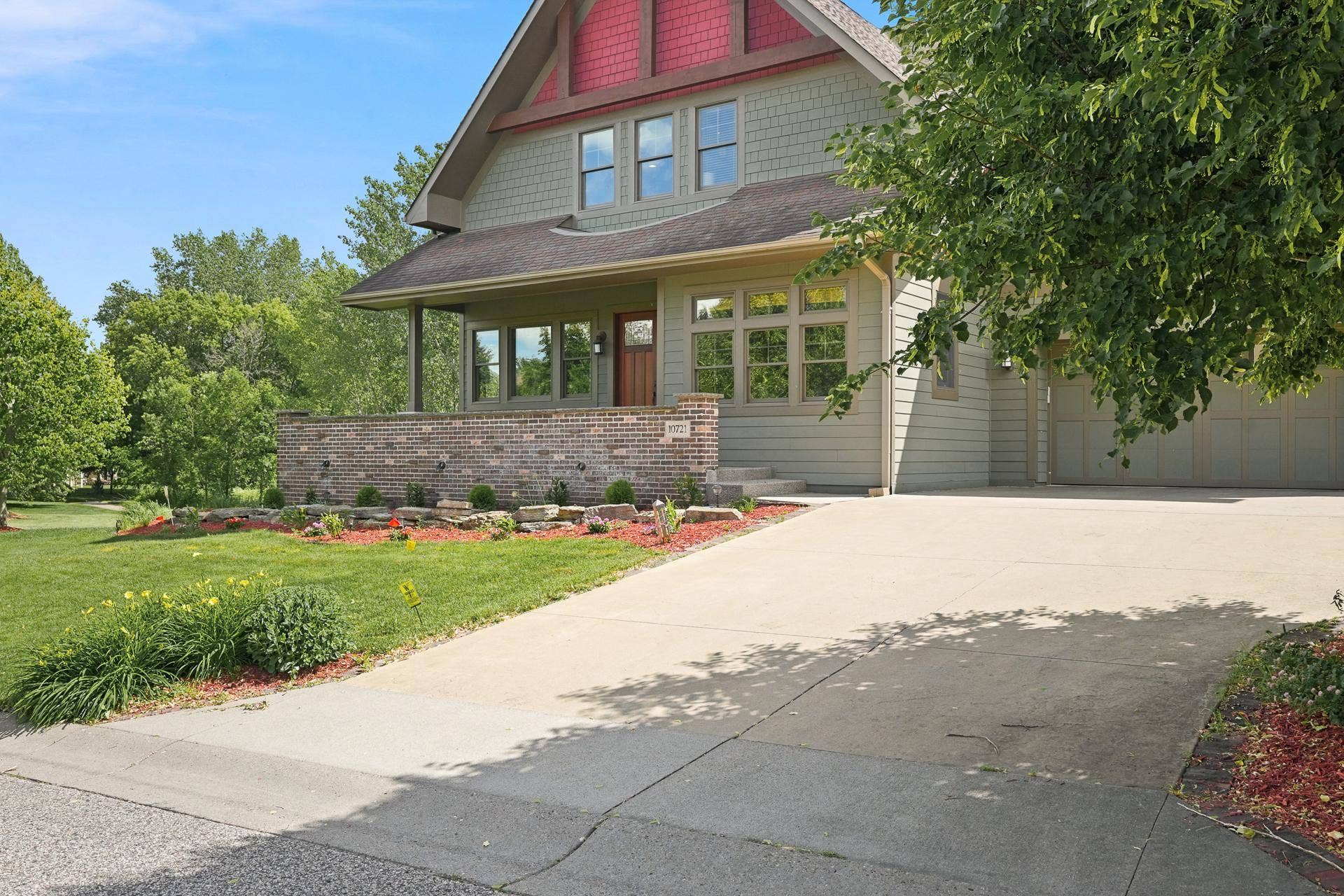 10721 Watersedge Lane, Woodbury, MN 55129 10721 Watersedge Lane, Woodbury, MN 55129