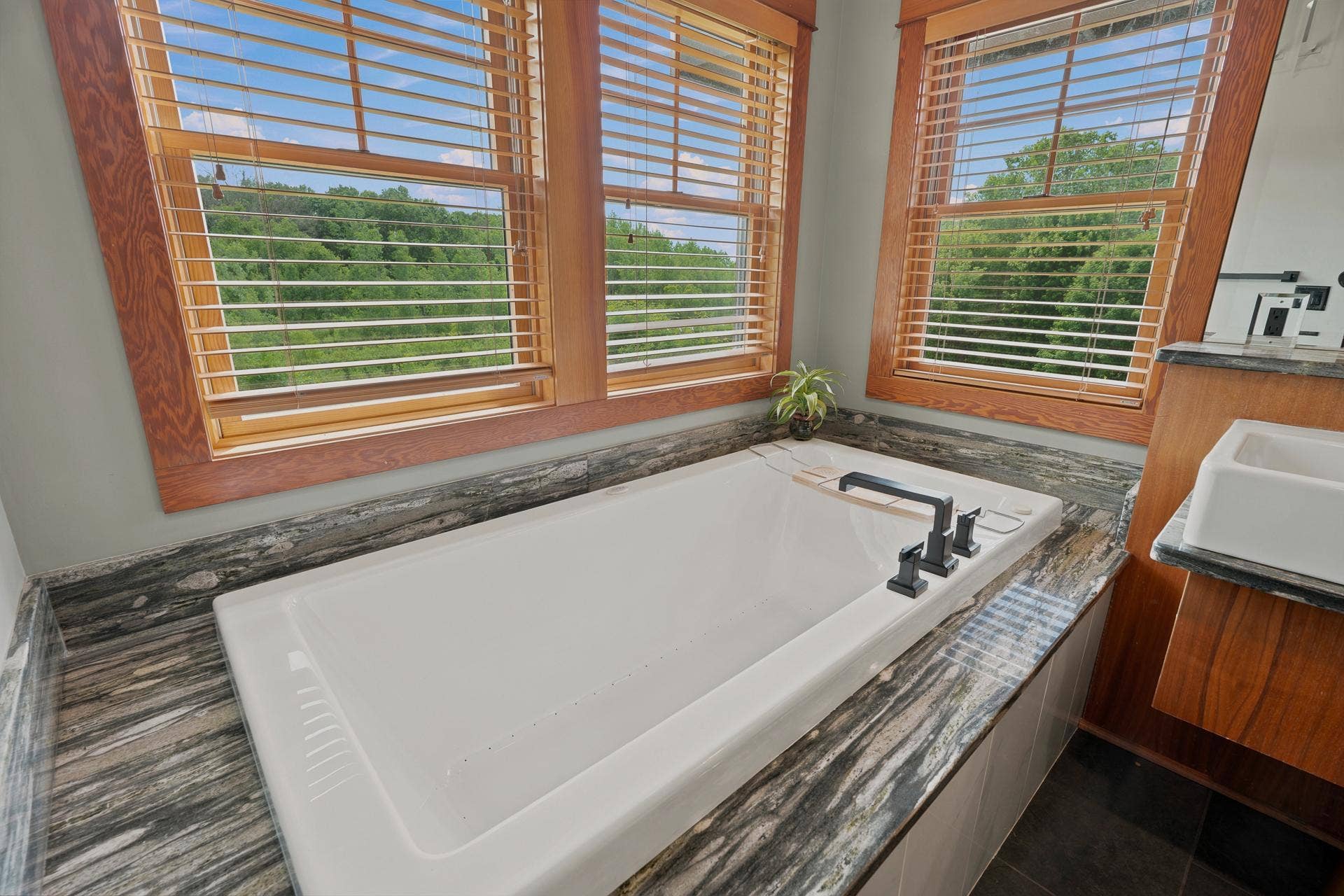 10721 Watersedge Lane, Woodbury, MN 55129 10721 Watersedge Lane, Woodbury, MN 55129