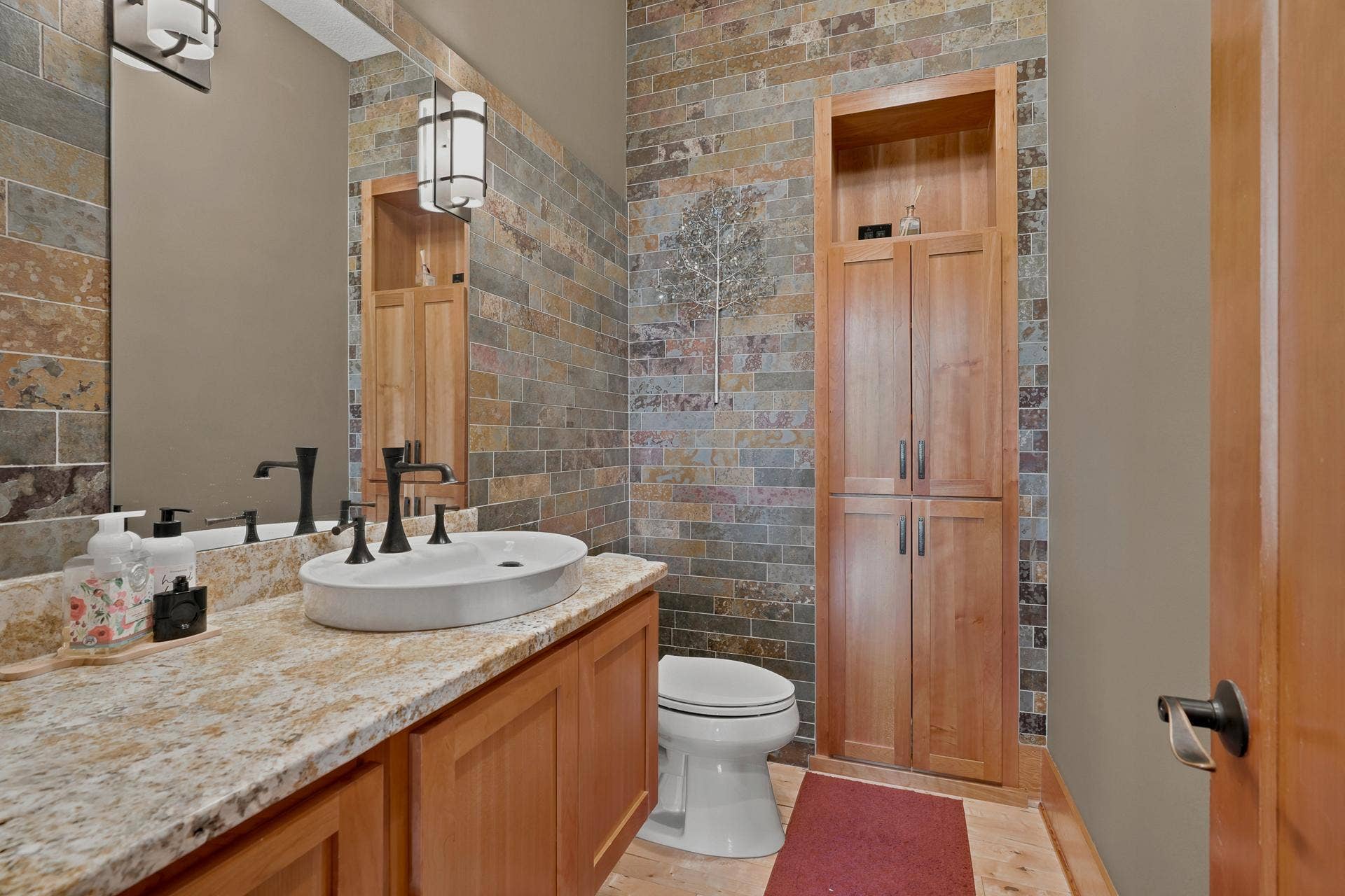 10721 Watersedge Lane, Woodbury, MN 55129 10721 Watersedge Lane, Woodbury, MN 55129