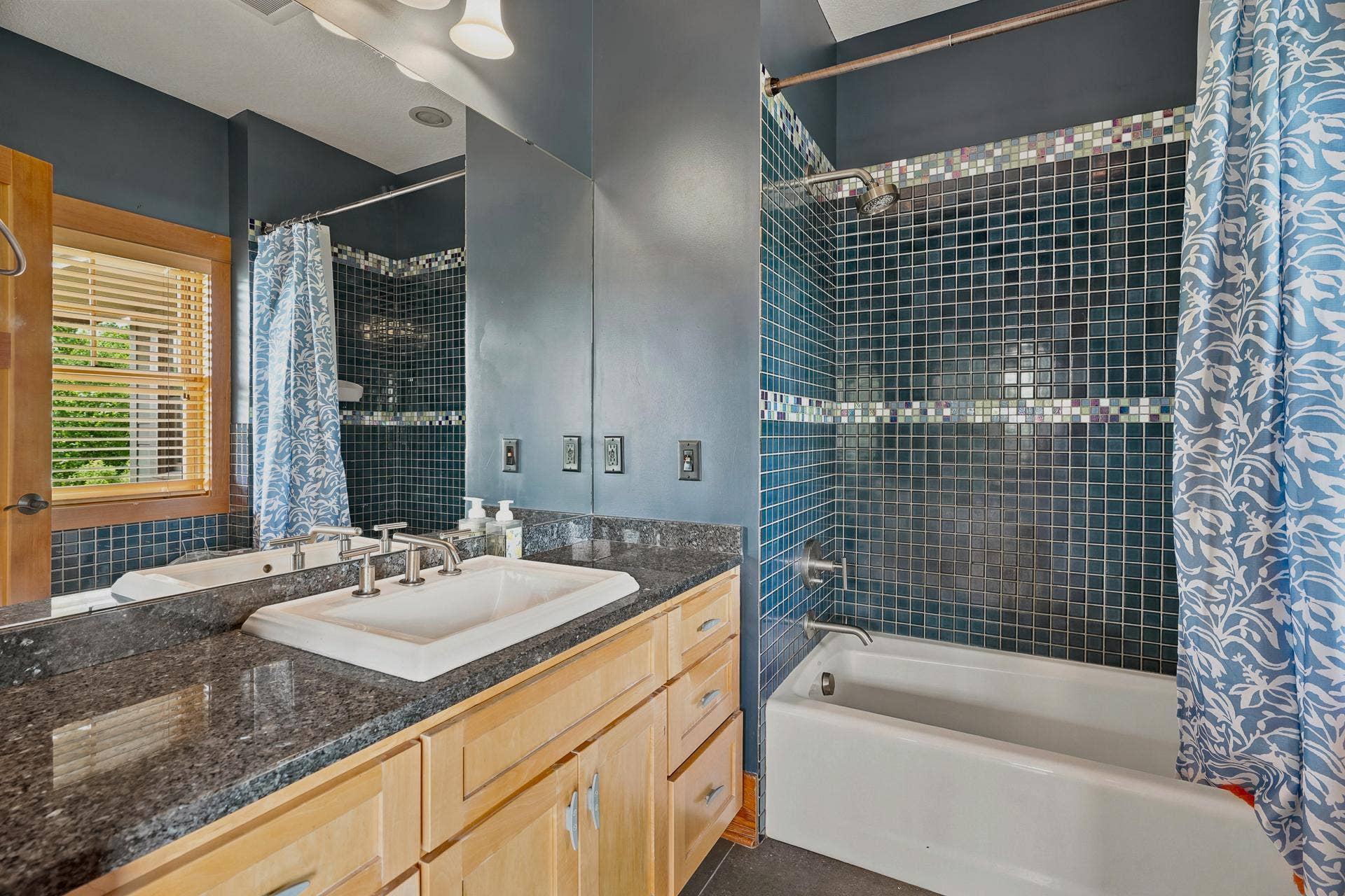 10721 Watersedge Lane, Woodbury, MN 55129 10721 Watersedge Lane, Woodbury, MN 55129