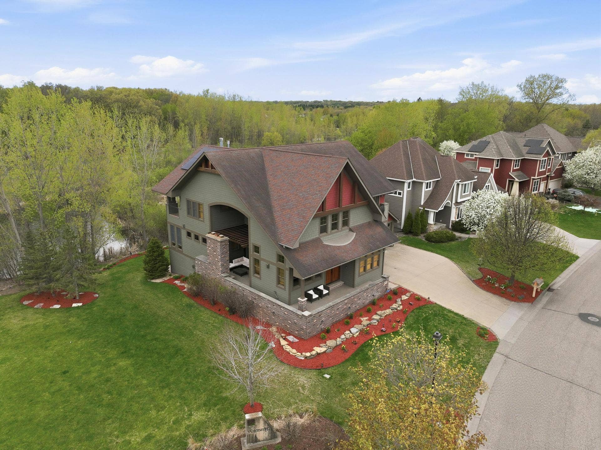 10721 Watersedge Lane, Woodbury, MN 55129 Welcome Home!