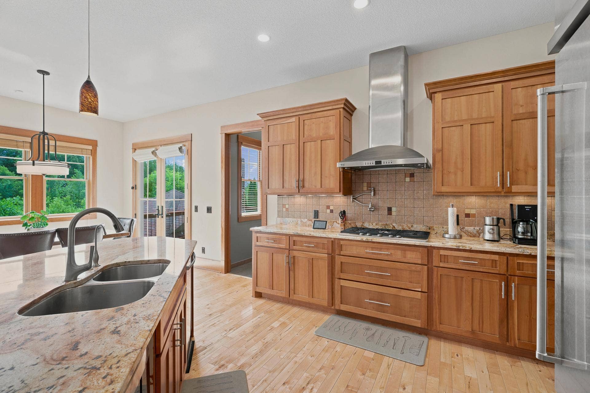 10721 Watersedge Lane, Woodbury, MN 55129 10721 Watersedge Lane, Woodbury, MN 55129