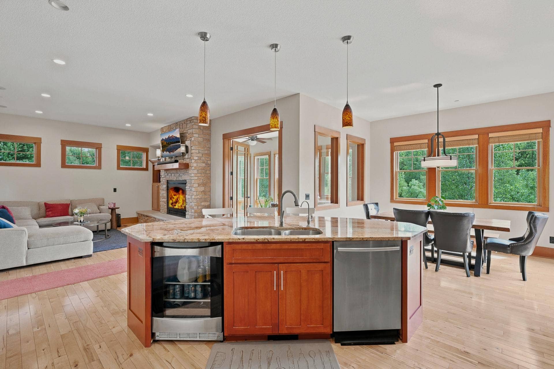 10721 Watersedge Lane, Woodbury, MN 55129 10721 Watersedge Lane, Woodbury, MN 55129
