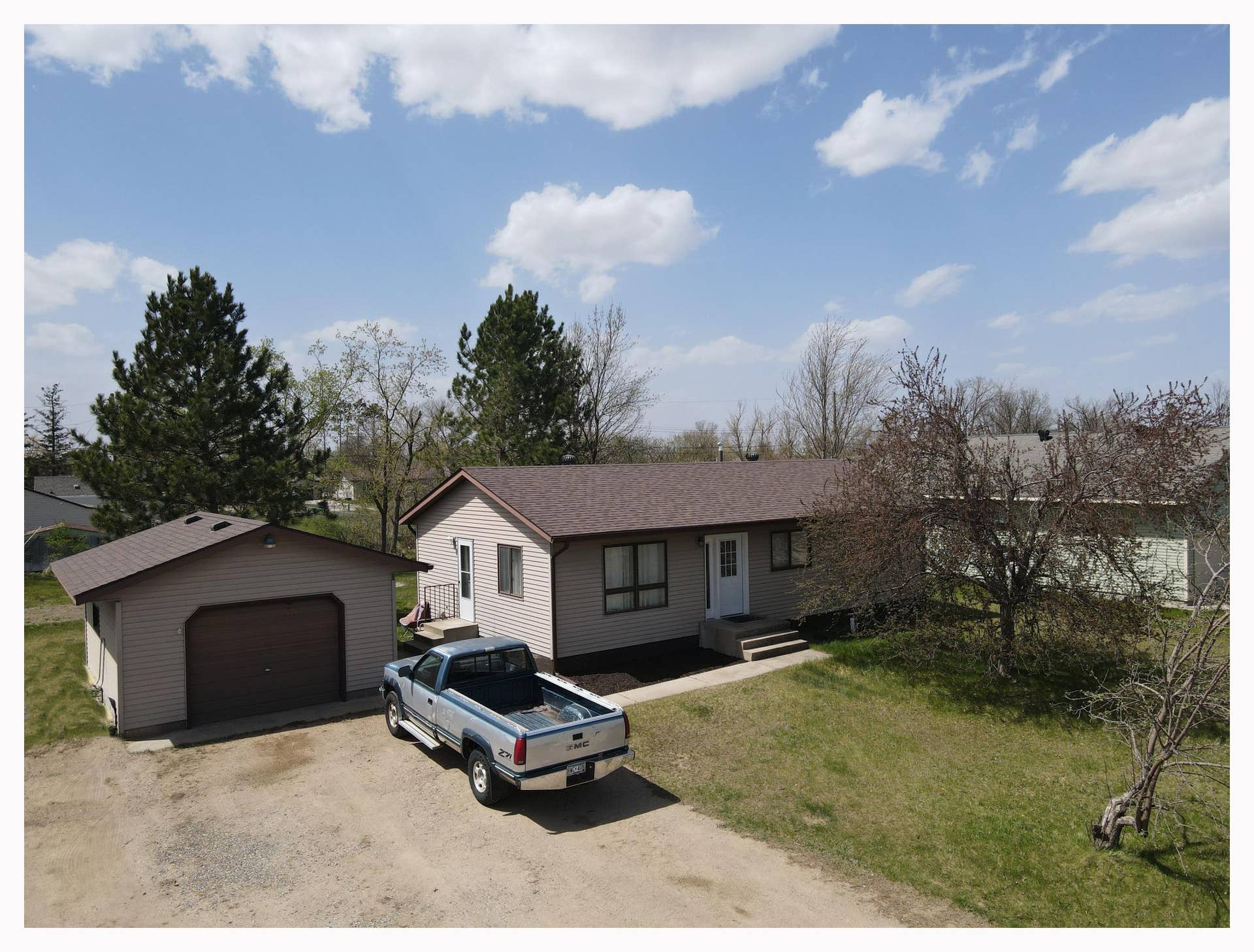 House and detached garage View.jpg