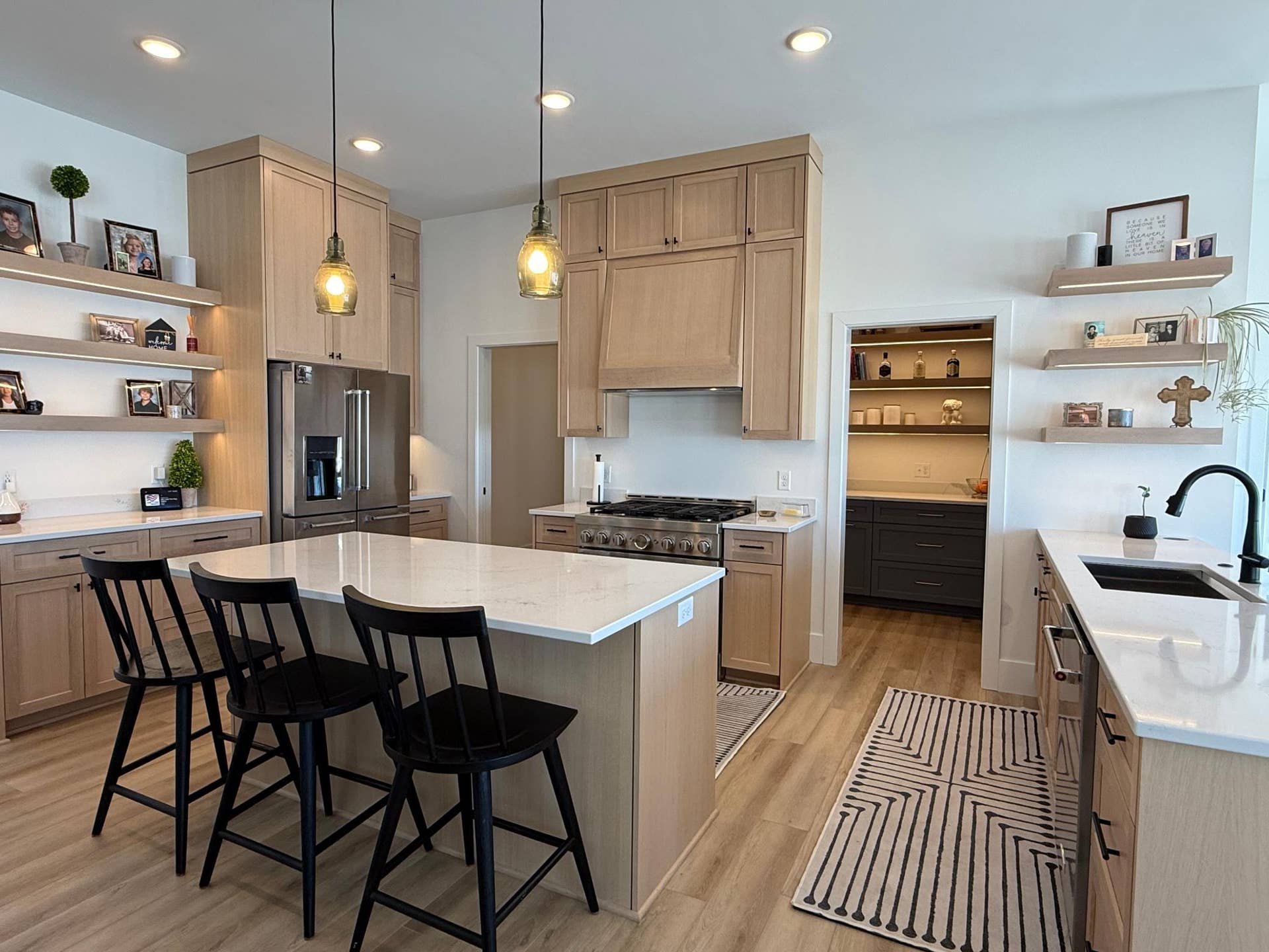 4621 Waville Road NE, Bemidji, MN 56601 Kitchen and butler pantry