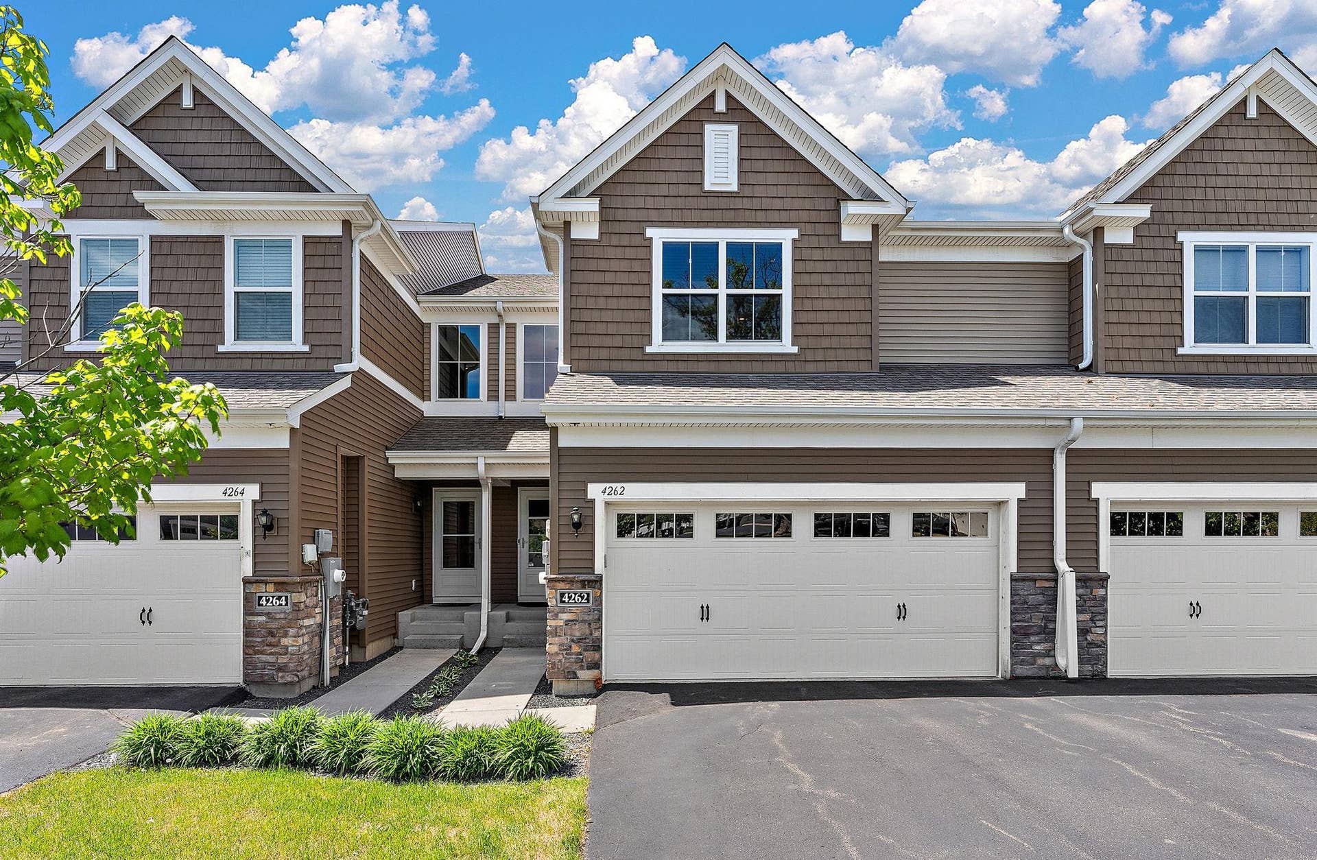 4262 Corn Silk Lane, Woodbury, MN 55129 WELCOME HOME