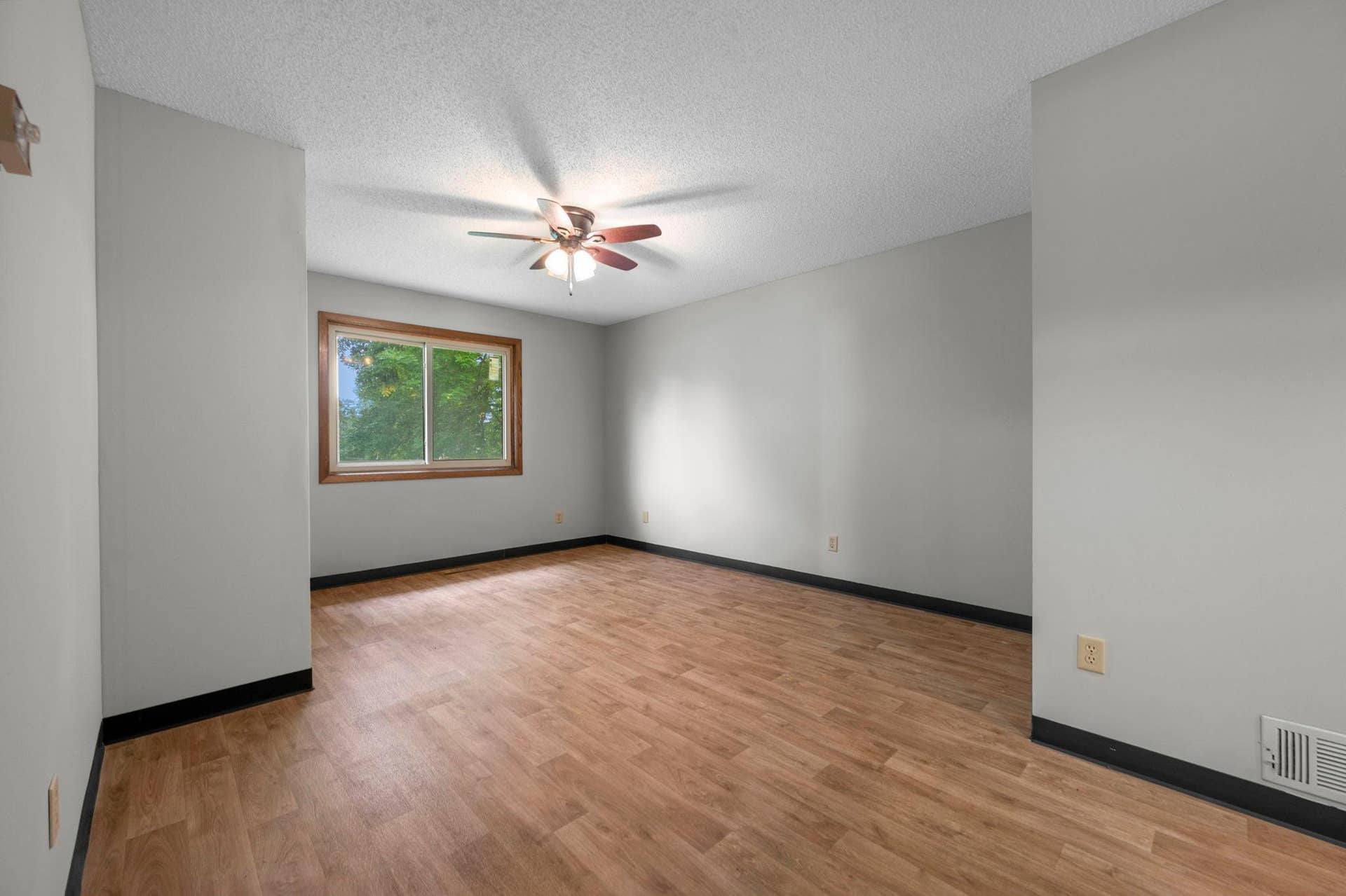 5451 Upper 147th Street W, Apple Valley, MN 55124 5451 Upper 147th Street W, Apple Valley, MN 55124