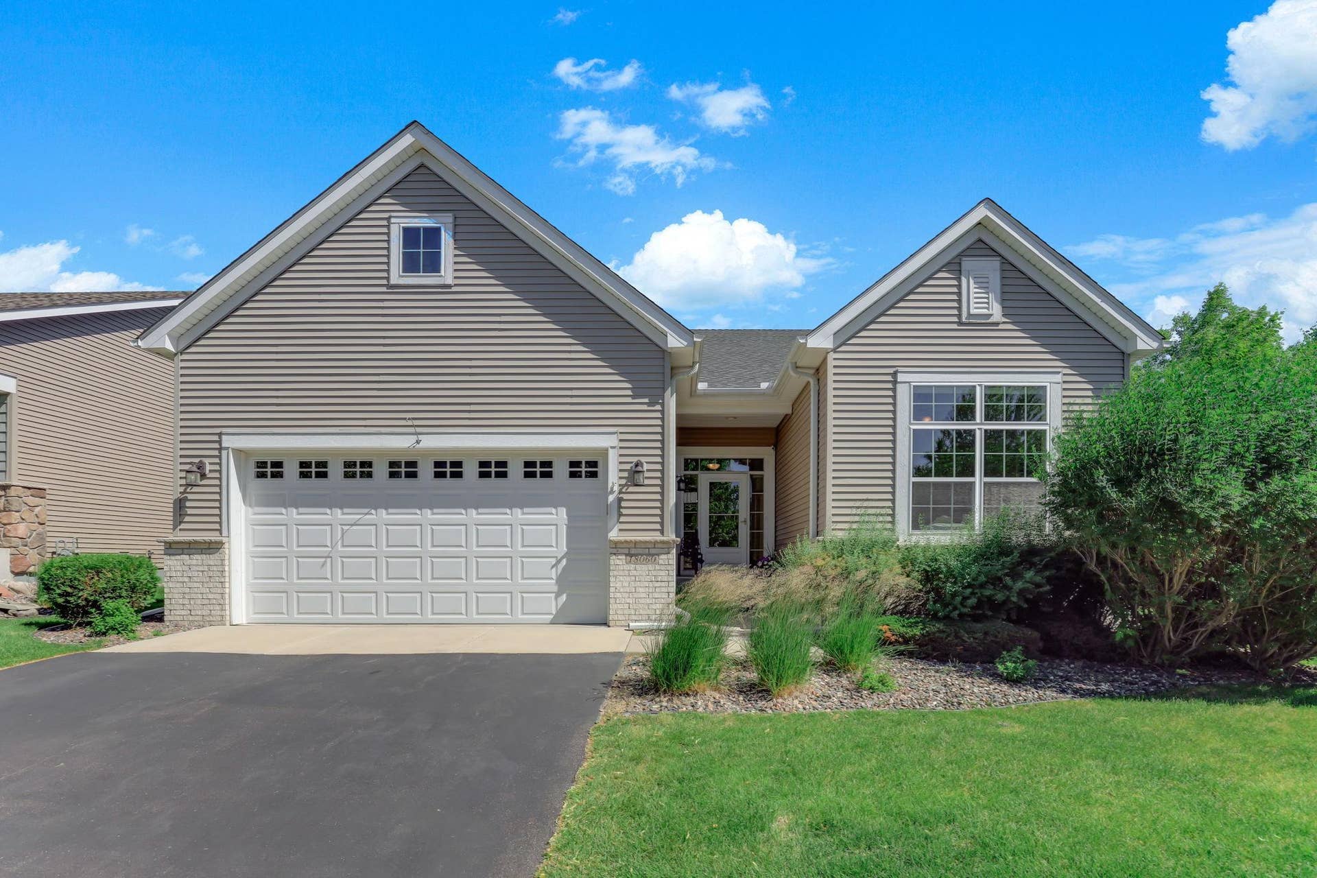 1-web-or-mls-18060-74th-Pl-01.jpg