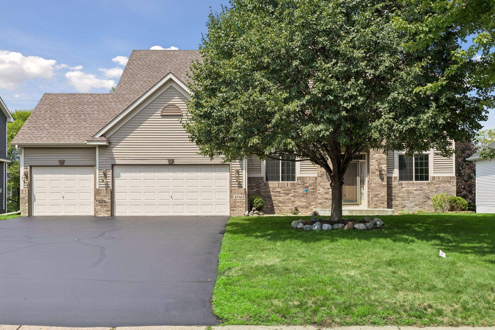 DEMAND FAMILY NEIGHBORHOOD CLOSE TO MISSISSIPI RIVER