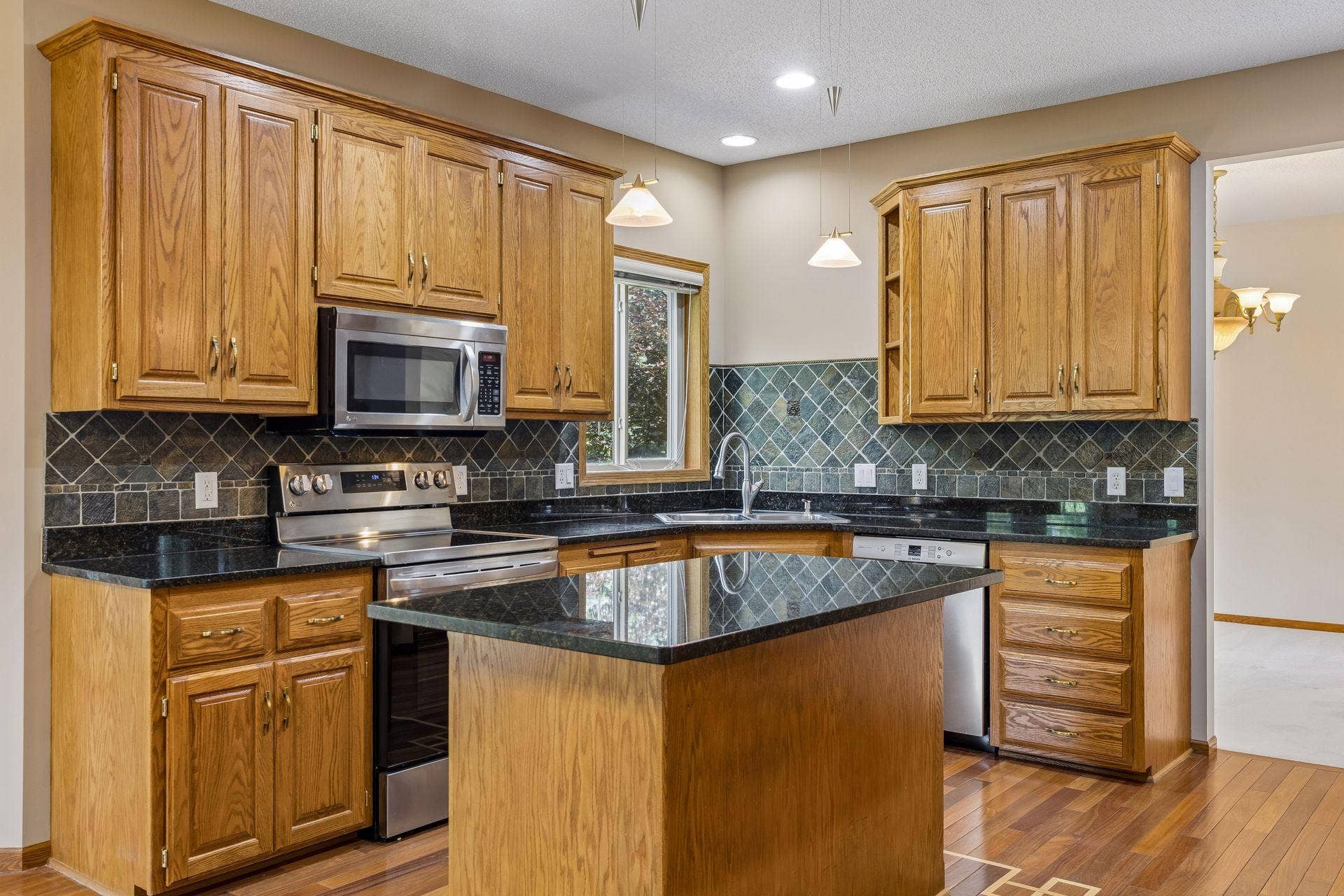 STAINLESS APPLIANCES CUSTOM TILE BACKSPLASH