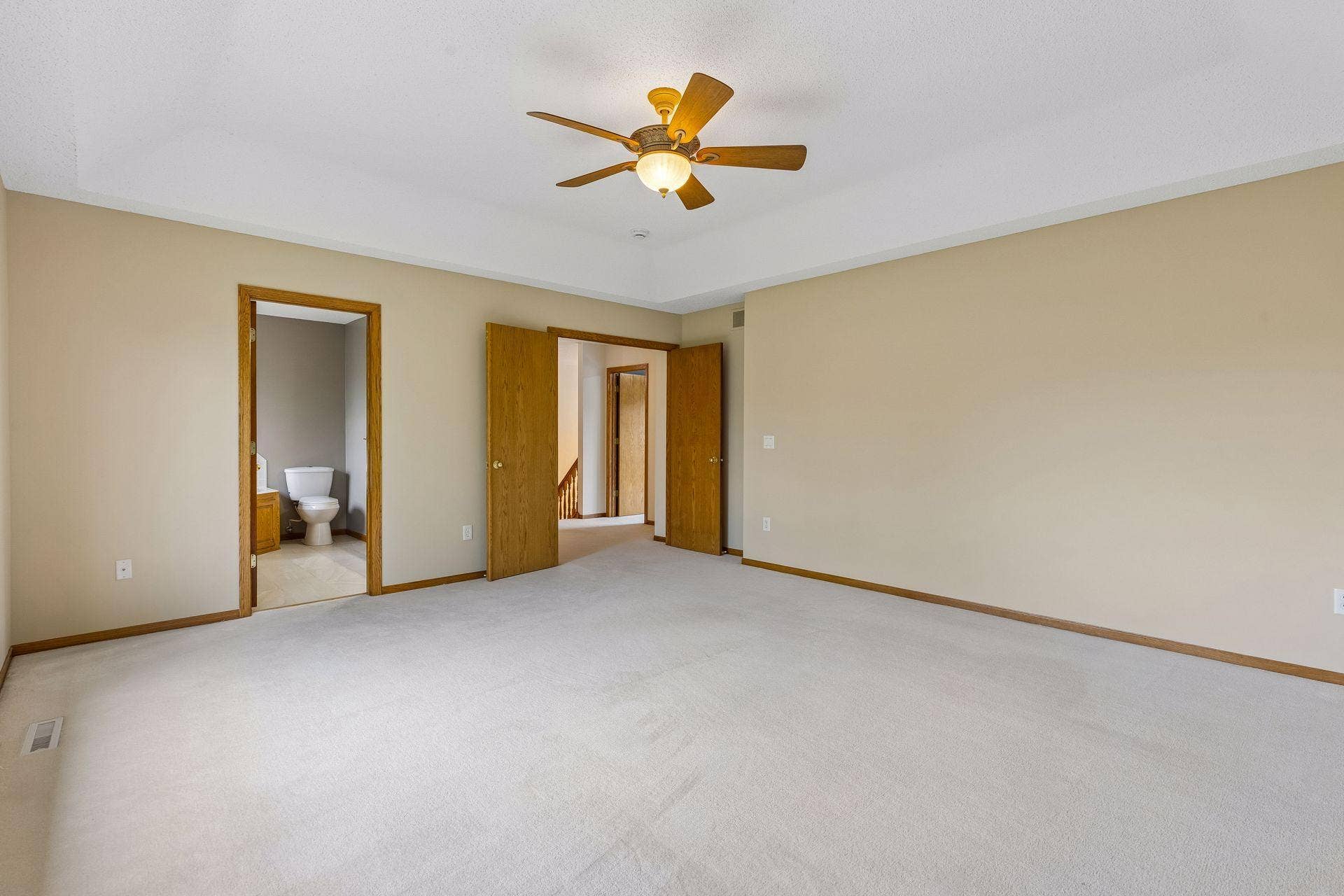 PRIMARY ENSUITE-FRENCH DOORS TO THE ROOM