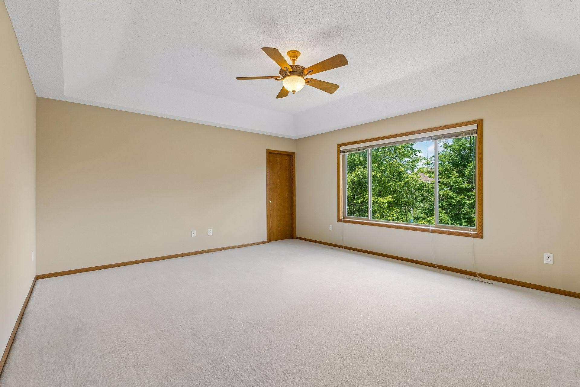 VERY, VERY LARGE PRIMARY EN SUITE